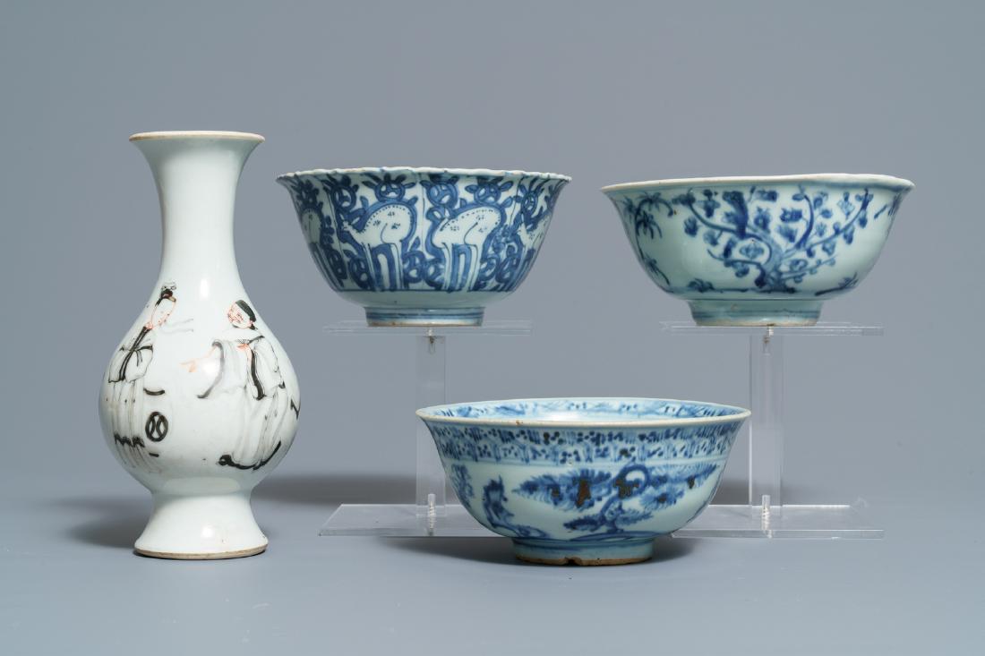 Three Chinese blue and white bowls and a grisaille and: Three Chinese blue and white bowls and a grisaille and iron red vase, Ming and Yongzheng ----- Dia.: 15 cm - H.: 7 cm (the bowl with deer)H.: 18,5 cm (the vase)