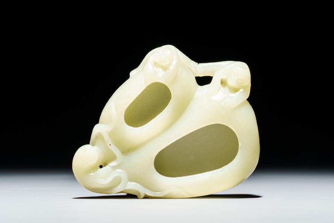 A Chinese celadon jade brush washer with monkeys on: A Chinese celadon jade brush washer with monkeys on peaches, 19/20th C. ---- Dim.: 9 x 7 x 2 cm