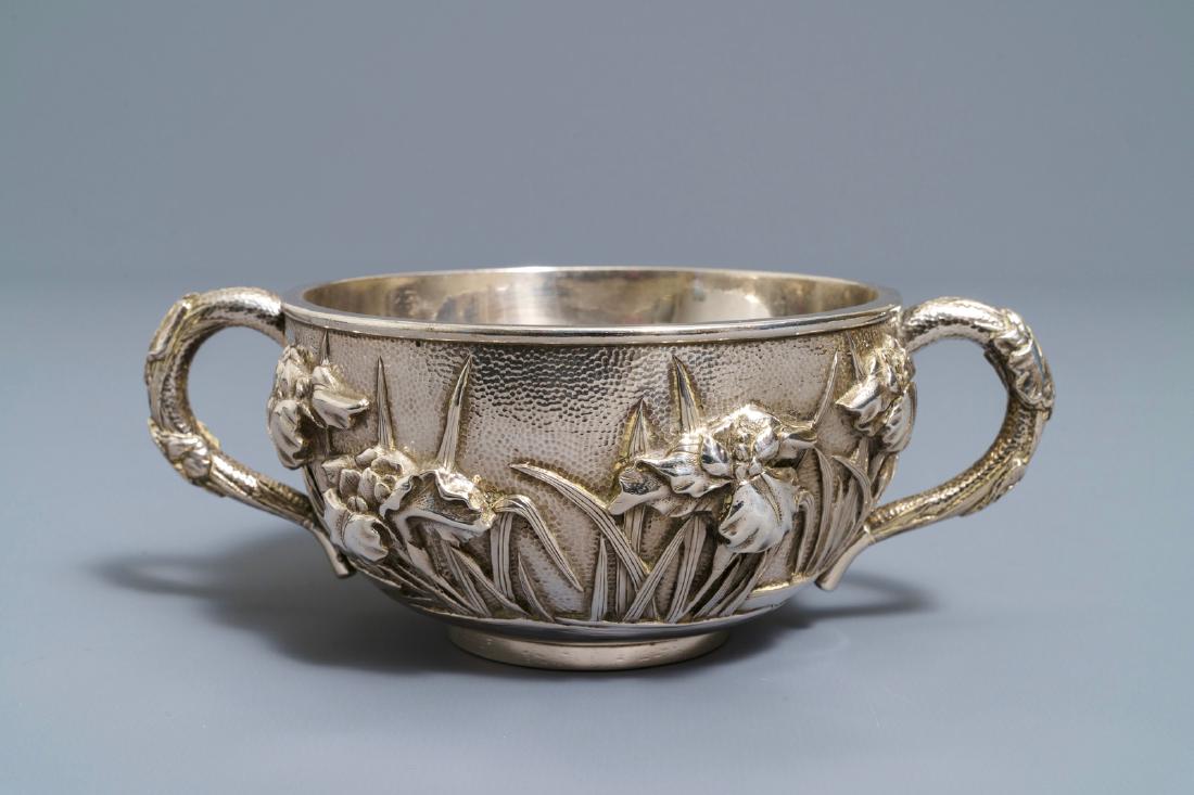 A Chinese silver relief-decorated bowl, 19th C.: A Chinese silver relief-decorated bowl, 19th C. ---- L.: 18,5 cm - H.: 7 cm