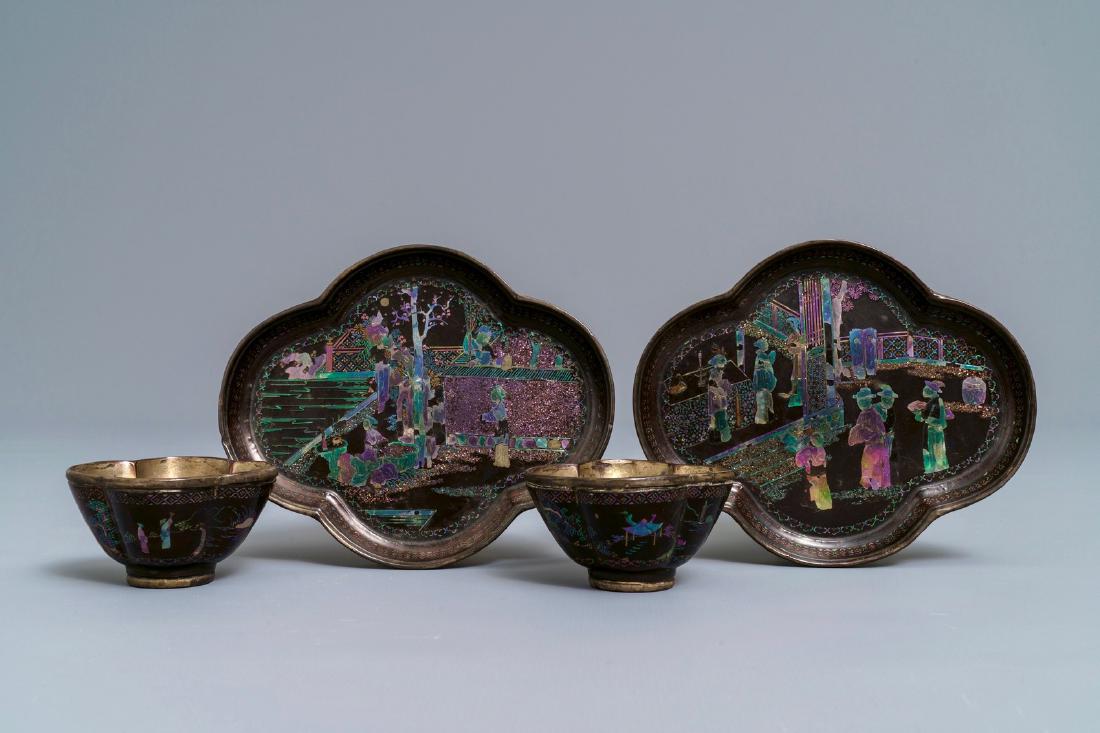 A pair of Chinese silver and lac burgaute quatrefoil: A pair of Chinese silver and lac burgaute quatrefoil cups and saucers, Kangxi ---- L.: 6 cm - H.: 3,5 cm (the cups)L.: 13 cm (the saucers)