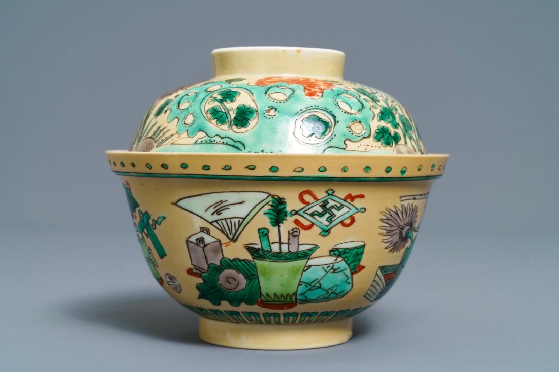 A Chinese famille verte café-au-lait-ground bowl and: A Chinese famille verte café-au-lait-ground bowl and cover, Kangxi ---- H.: 13 cm - Dia.: 15,5 cm