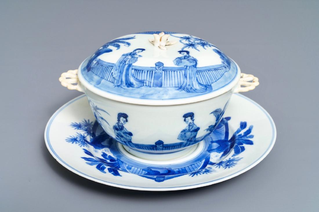 A Chinese blue and white 'Long Eliza' covered bowl on: A Chinese blue and white 'Long Eliza' covered bowl on stand, Chenghua mark, Kangxi ---- L.: 17,5 cm - H.: 10,5 cm (the bowl and cover)Dia.: 21 cm (the stand)