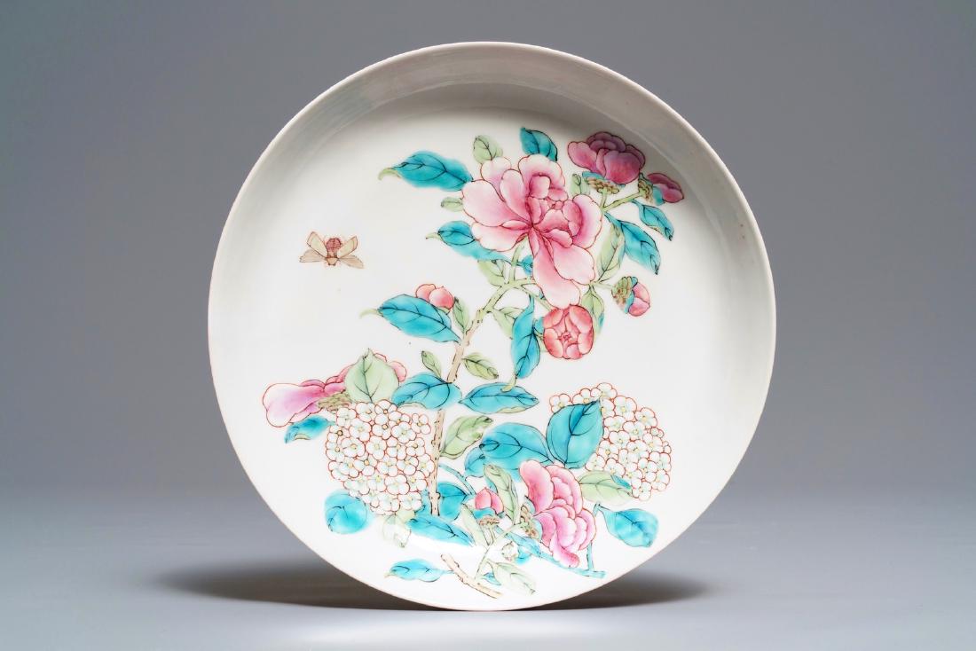 A fine Chinese famille rose 'ruby back' eggshell plate: A fine Chinese famille rose 'ruby back' eggshell plate with a lady with floral design, Yongzheng ---- Dim.: 20,5 cm