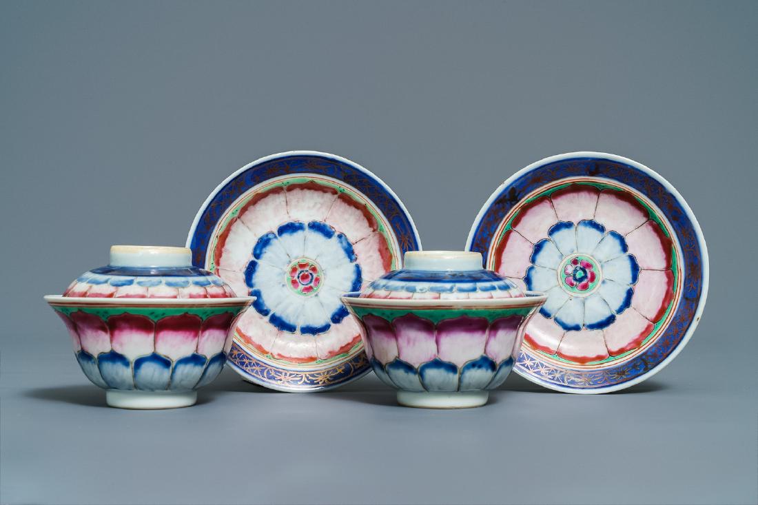 A pair of Chinese famille rose 'lotus' bowls and covers: A pair of Chinese famille rose 'lotus' bowls and covers on stands, Qianlong ---- Dia.: 9,5 cm - H.: 7 cm (the bowls) Dia.: 12 cm (the stands)