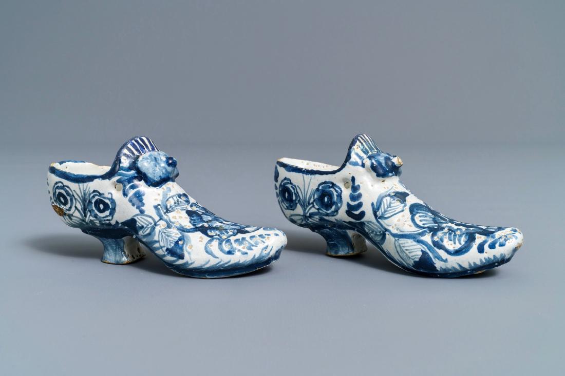 A pair of Dutch Delft blue and white models of shoes,: A pair of Dutch Delft blue and white models of shoes, Friesland, Bolsward, 2nd half 18th C. ---- L.: 14 cm - H.: 6,5 cm Provenance: Collection of Minze van den Akker, Fries Aardewerk Museum, Harlingen
