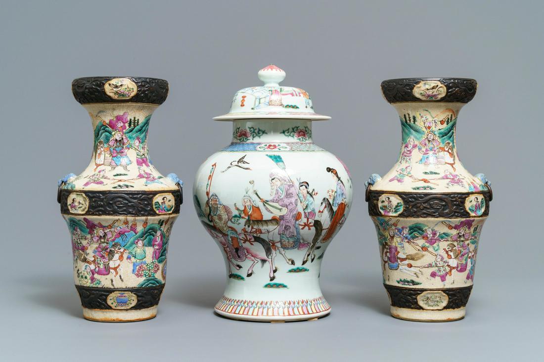 A pair of Chinese famille rose Nanking vases and a: Full title: A pair of Chinese famille rose Nanking vases and a covered vase, 19th C.------- Description: H.: 38,5 cm (the vase and cover)