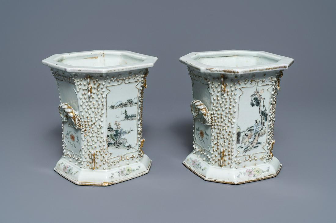 A pair of Chinese qianjiang cai relief-decorated: Full title: A pair of Chinese qianjiang cai relief-decorated jardiniÃ¨res, 19/20th C.------- Description: H.: 21,5 cm