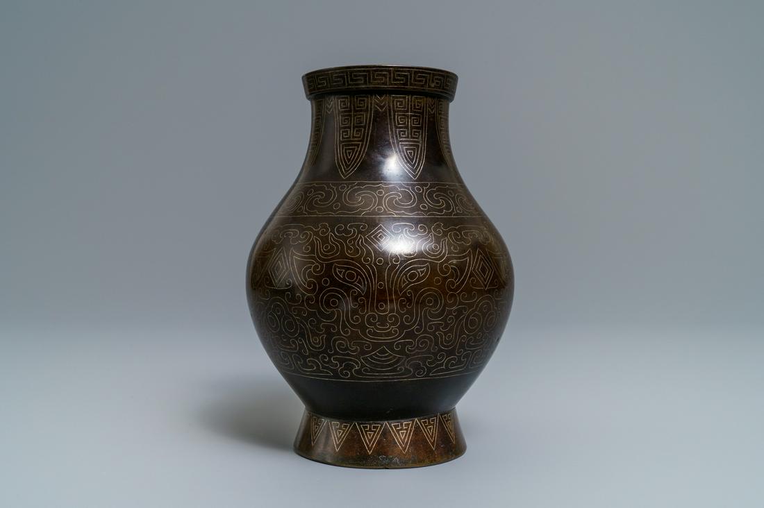 A Chinese inlaid bronze 'hu' vase, 19th C.: Full title: A Chinese inlaid bronze 'hu' vase, 19th C.------- Description: H.: 22,5 cm
