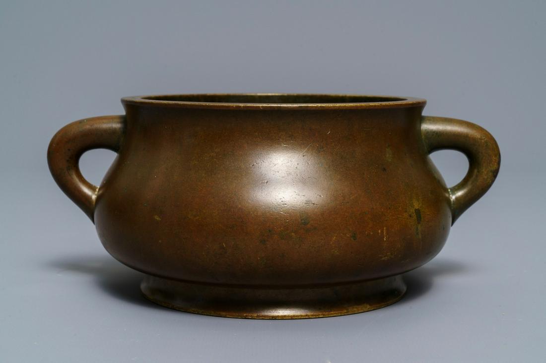 A large Chinese bronze censer, Xuande mark, 18th C.: Full title: A large Chinese bronze censer, Xuande mark, 18th C.------- Description: H.: 9 cm - Dia.: 17 cm