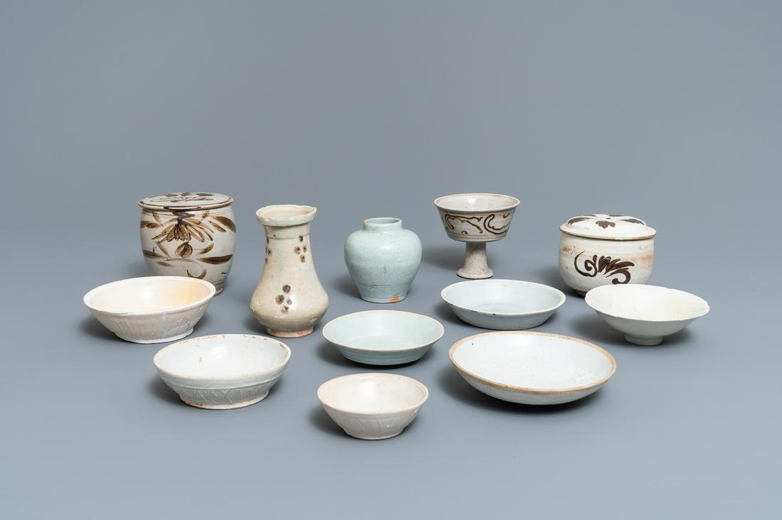 A collection of 12 Chinese Cizhou & qingbai wares,: Full title: A collection of 12 Chinese Cizhou & qingbai wares, Song, Yuan and later------- Description: H.: 13 cm (the tallest vase) Dia.: 10,5 cm - H.: 9,7 cm (the stemcup) Dia.: 14 cm (the largest p