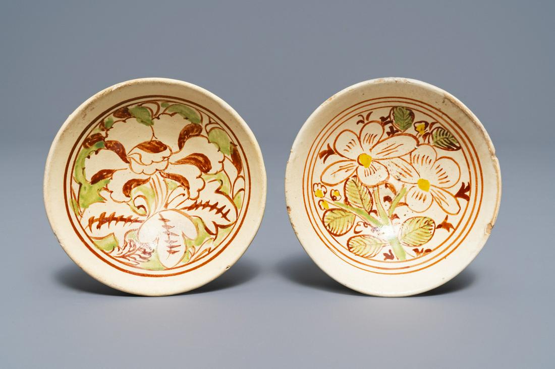 Two Chinese polychrome Cizhou bowls with floral: Full title: Two Chinese polychrome Cizhou bowls with floral designs, Jin/Yuan------- Description: Dia.: 10,5 cm - H.: 3,3 cm