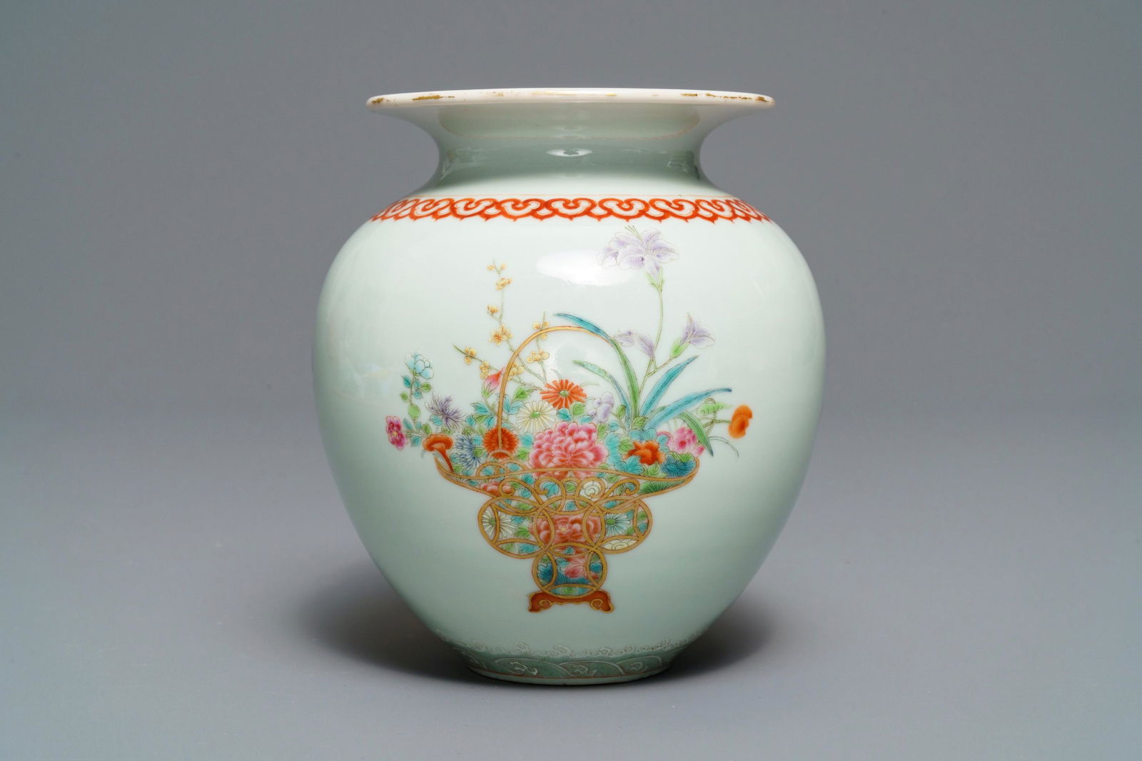 A Chinese famille rose vase with flower vases, Qianlong: A Chinese famille rose vase with flower vases, Qianlong mark, Republic -- H.: 14,5 cm