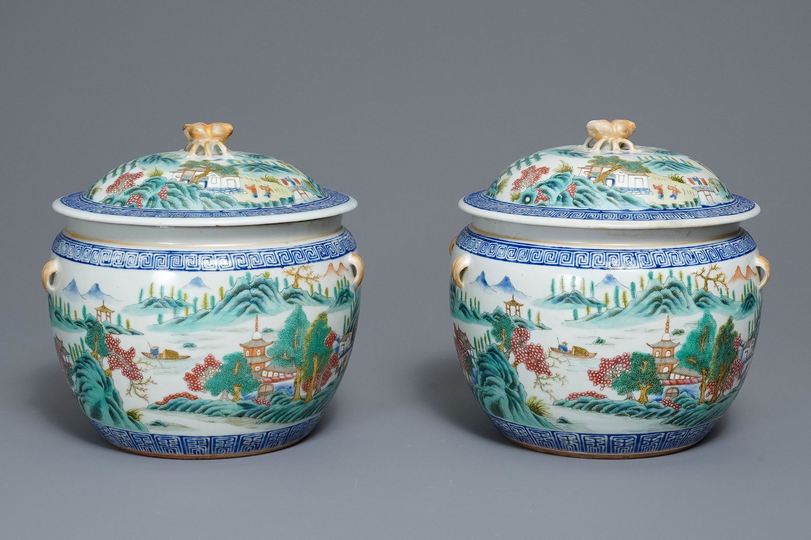 A pair of Chinese famille rose bowls and covers with: A pair of Chinese famille rose bowls and covers with landscapes, Qianlong mark, Republic -- H.: 21 cm - Dia.: 19,5 cm