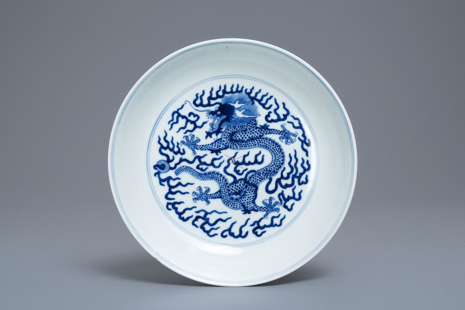 A Chinese blue and white dragon plate, Guangxu mark and: A Chinese blue and white dragon plate, Guangxu mark and of the period -- Dia.: 18,5 cm