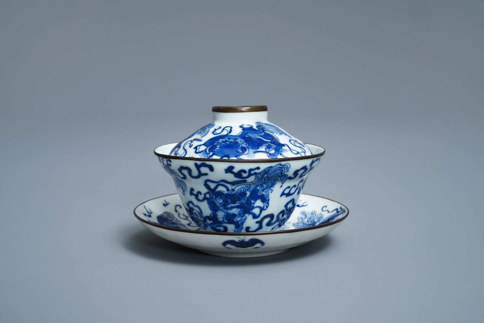 A Chinese blue and white Vietnamese market 'Bleu de: A Chinese blue and white Vietnamese market 'Bleu de Hue' covered bowl and saucer, 19th C. -- H.: 8,5 cm (the whole) Dia.: 13 cm (the saucer) Dia.: 10 cm - H.: 8 cm (the covered bowl)