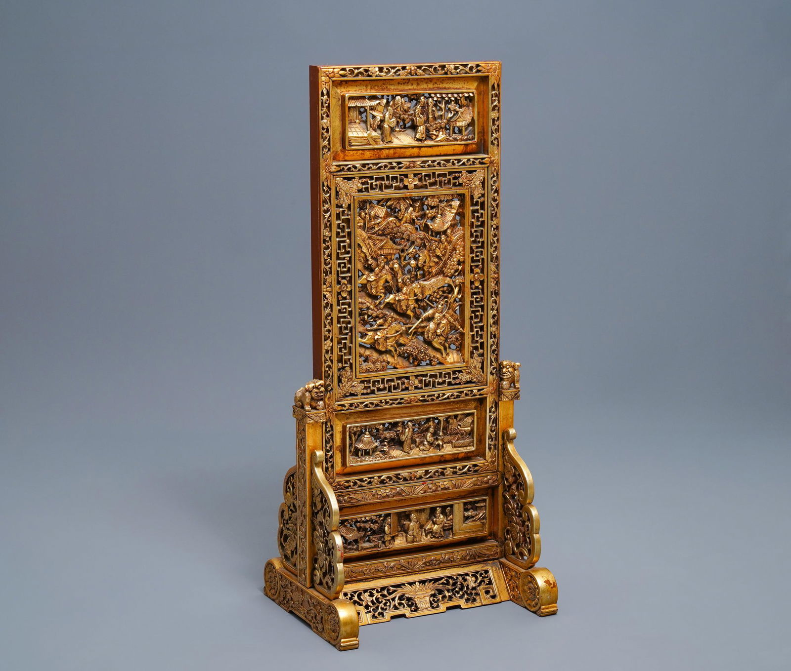 A Chinese gilt carved wood table screen for the Straits: A Chinese gilt carved wood table screen for the Straits or Peranakan market, 19th C. -- Dim.: 92 x 40,5 x 33 cm
