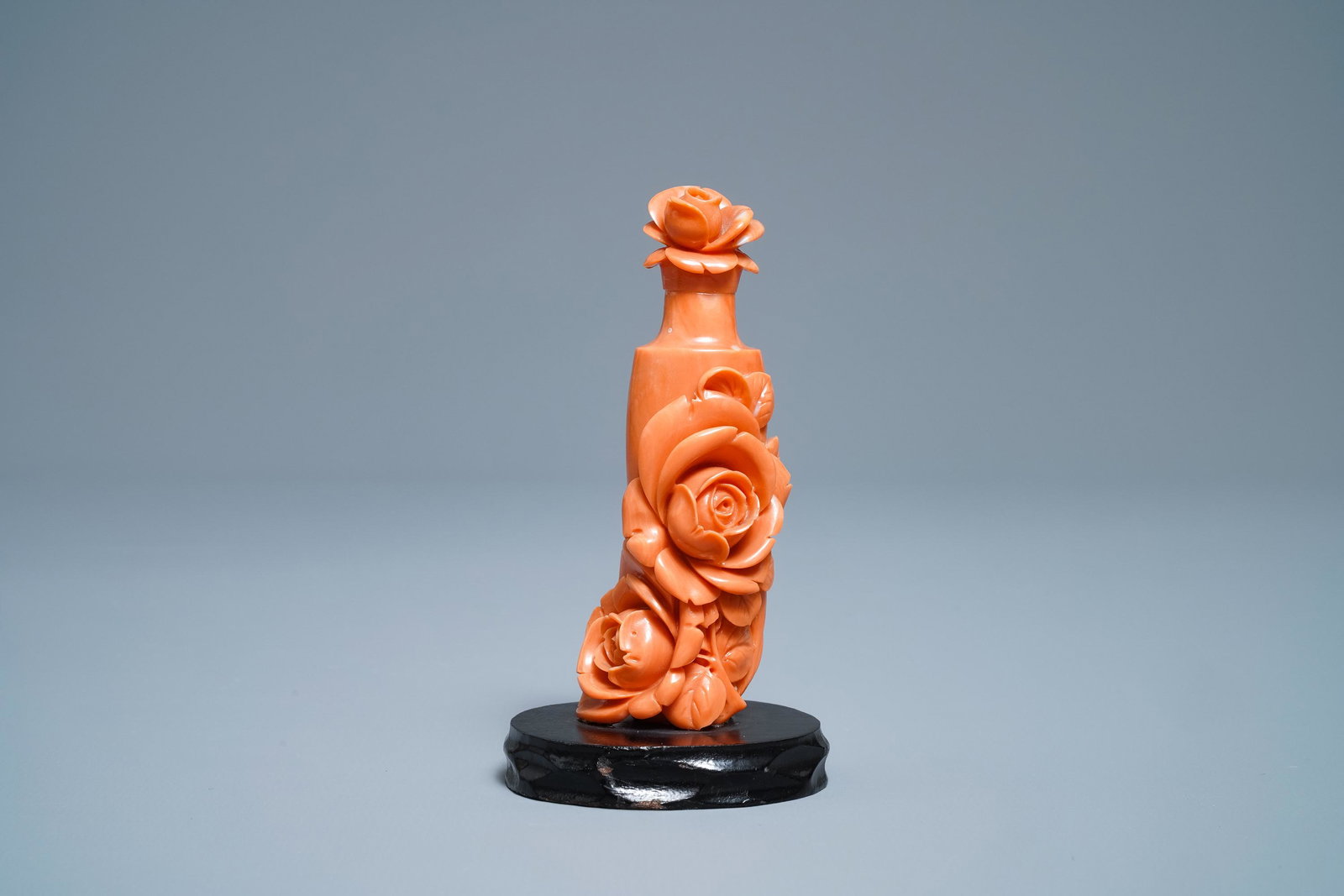 A Chinese carved red coral snuff bottle with roses,: A Chinese carved red coral snuff bottle with roses, 19th/20th C. -- H.: 10 cm