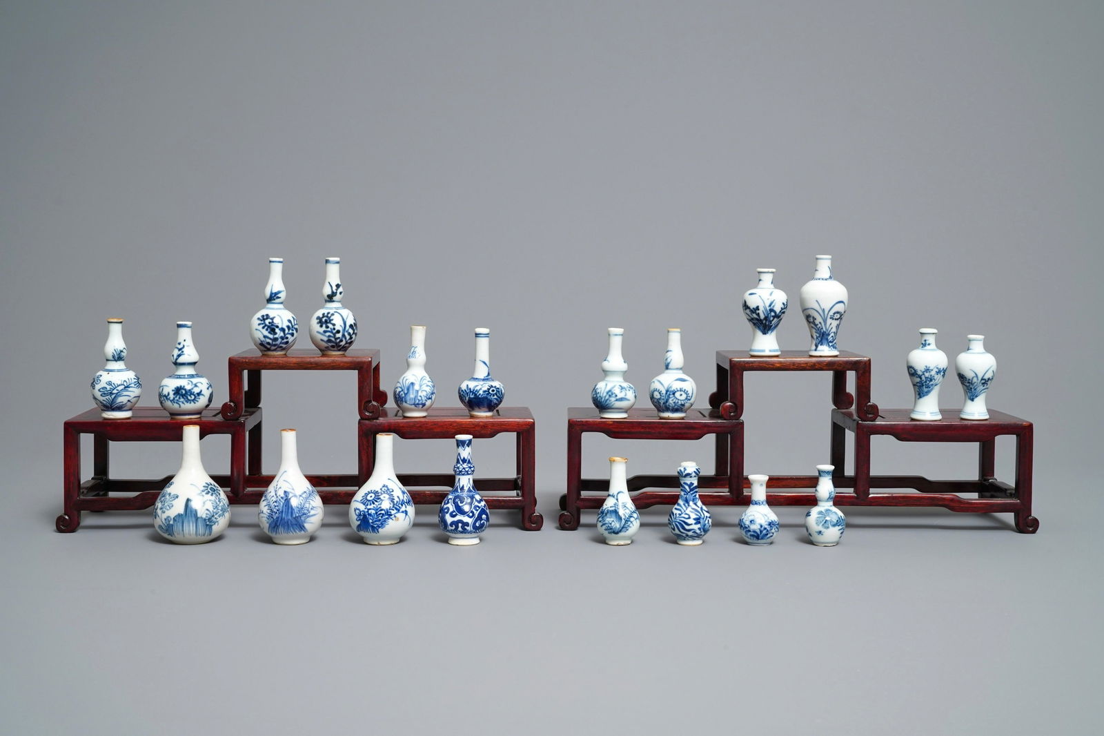 Twenty Chinese blue and white miniature vases, Kangxi: Twenty Chinese blue and white miniature vases, Kangxi -- H.: 8 cm (the tallest vase)