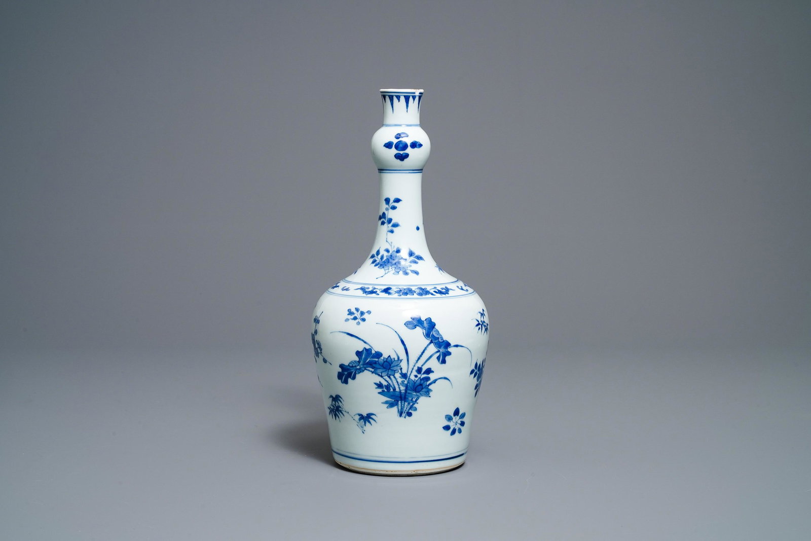 A Chinese blue and white garlic-neck bottle vase,: A Chinese blue and white garlic-neck bottle vase, Transitional period -- H.: 37 cm