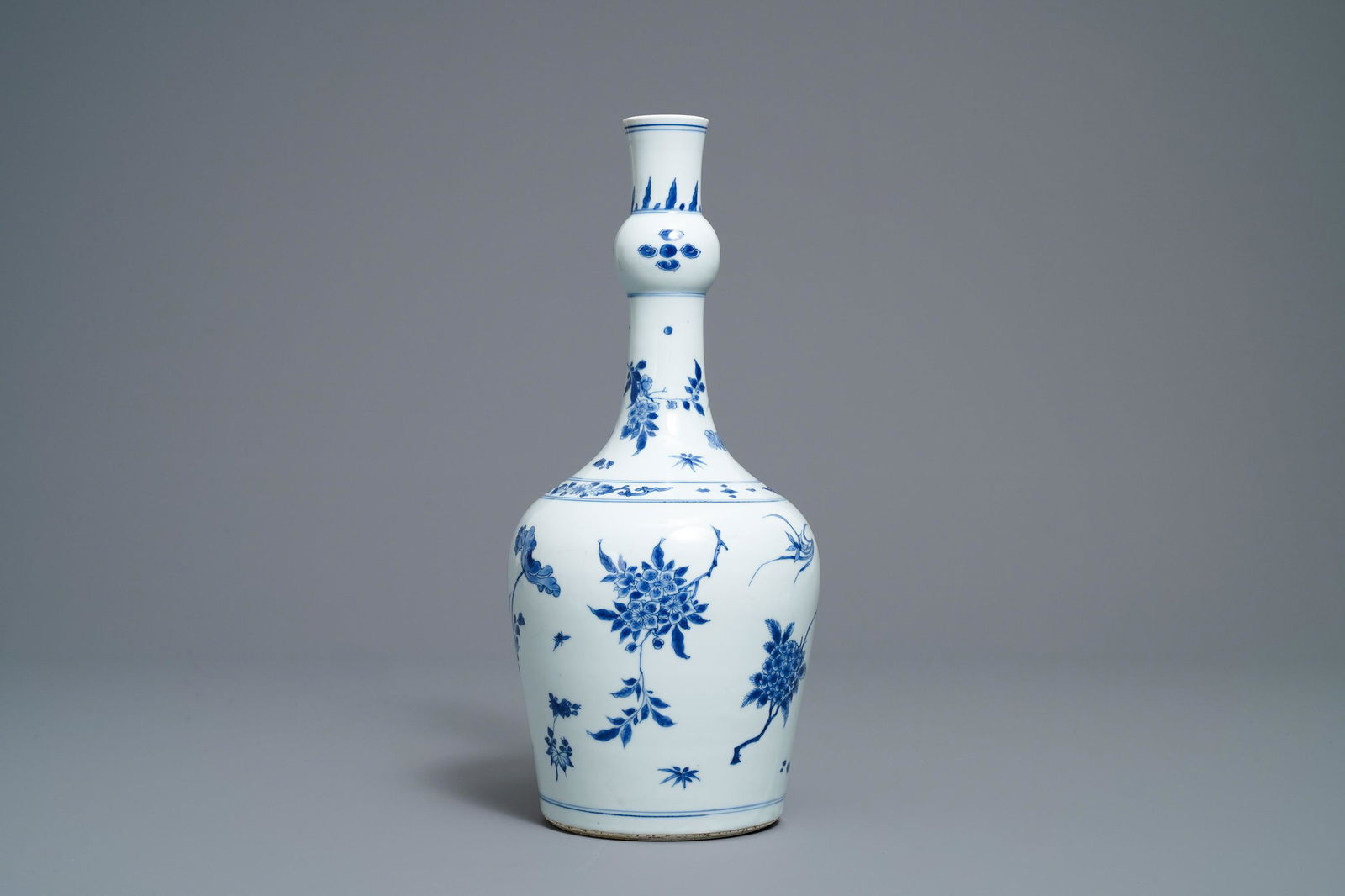 A Chinese blue and white garlic-neck bottle vase,: A Chinese blue and white garlic-neck bottle vase, Transitional period -- H.: 38,7 cm
