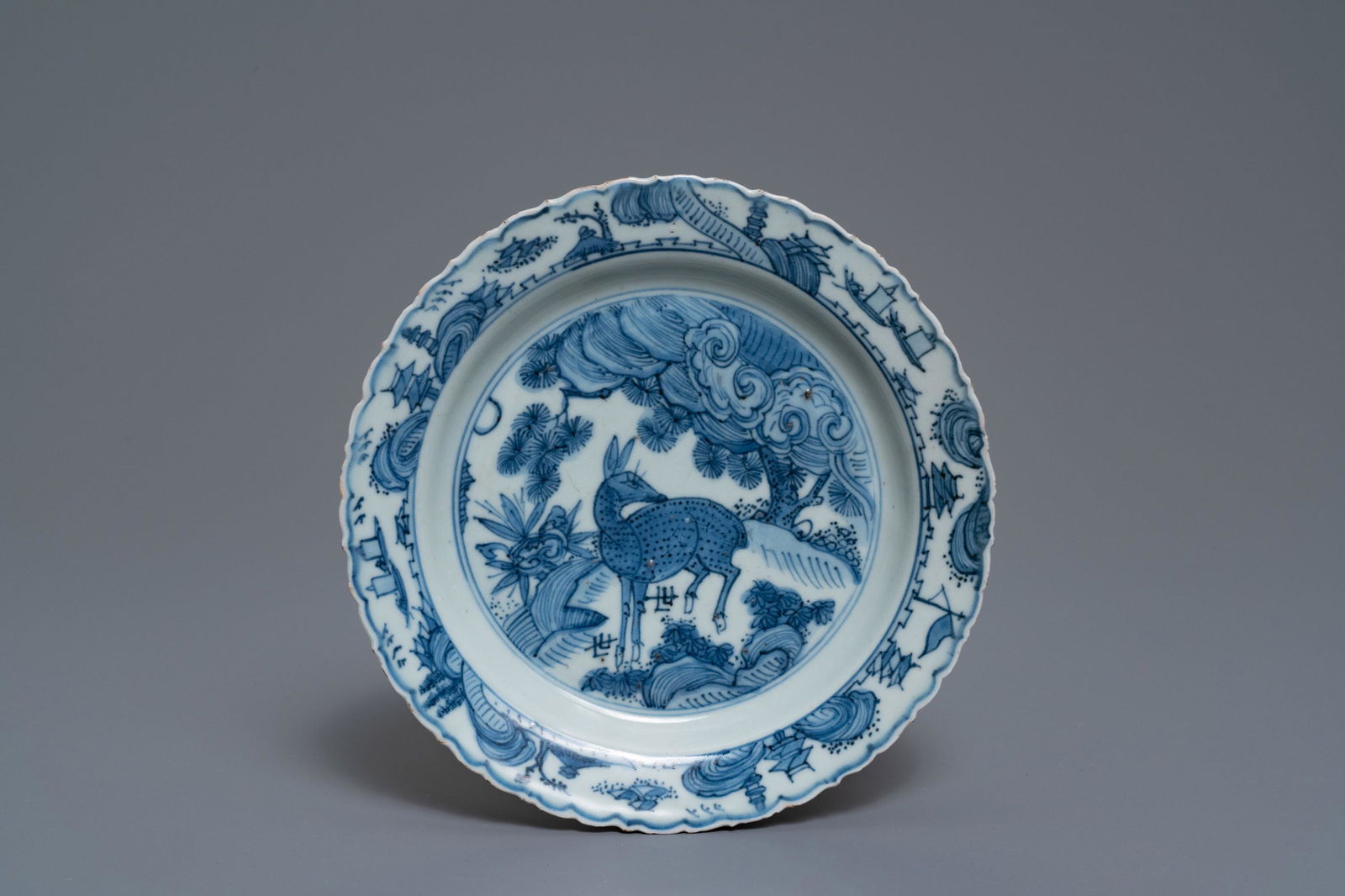 A fine Chinese blue and white 'deer' plate, Wanli: A fine Chinese blue and white 'deer' plate, Wanli -- Dia.: 19,5 cm