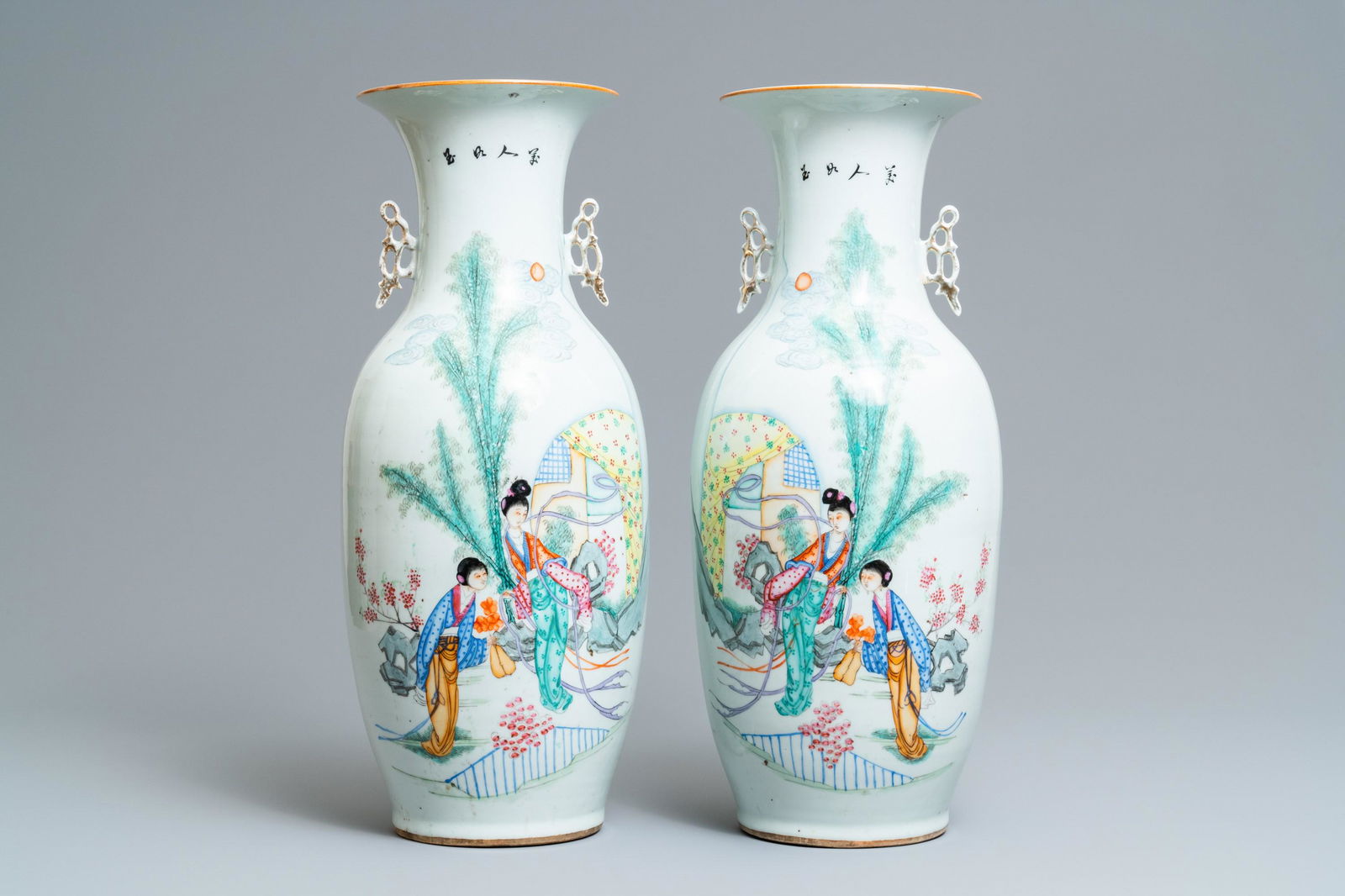 A pair of Chinese famille rose vases with ladies in a: A pair of Chinese famille rose vases with ladies in a garden, 19/20th C. H.: 57,5 cm