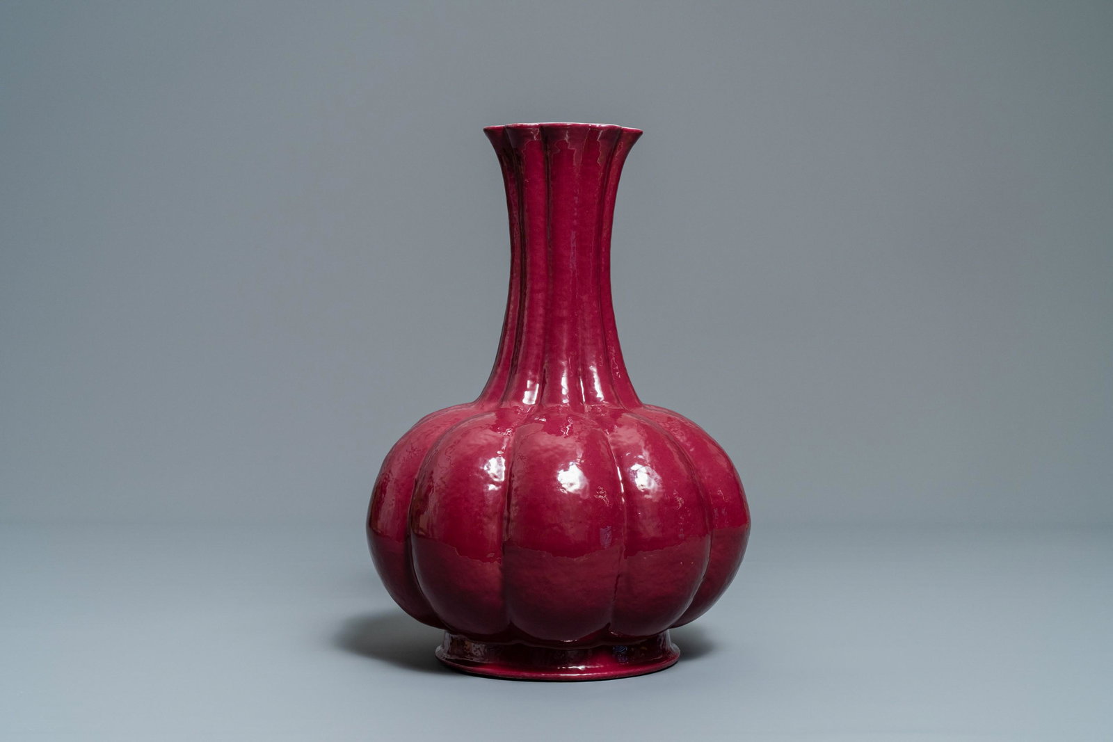 A Chinese monochrome ruby red vase, Qianlong mark, 19th: A Chinese monochrome ruby red vase, Qianlong mark, 19th C. H.: 34,5 cm