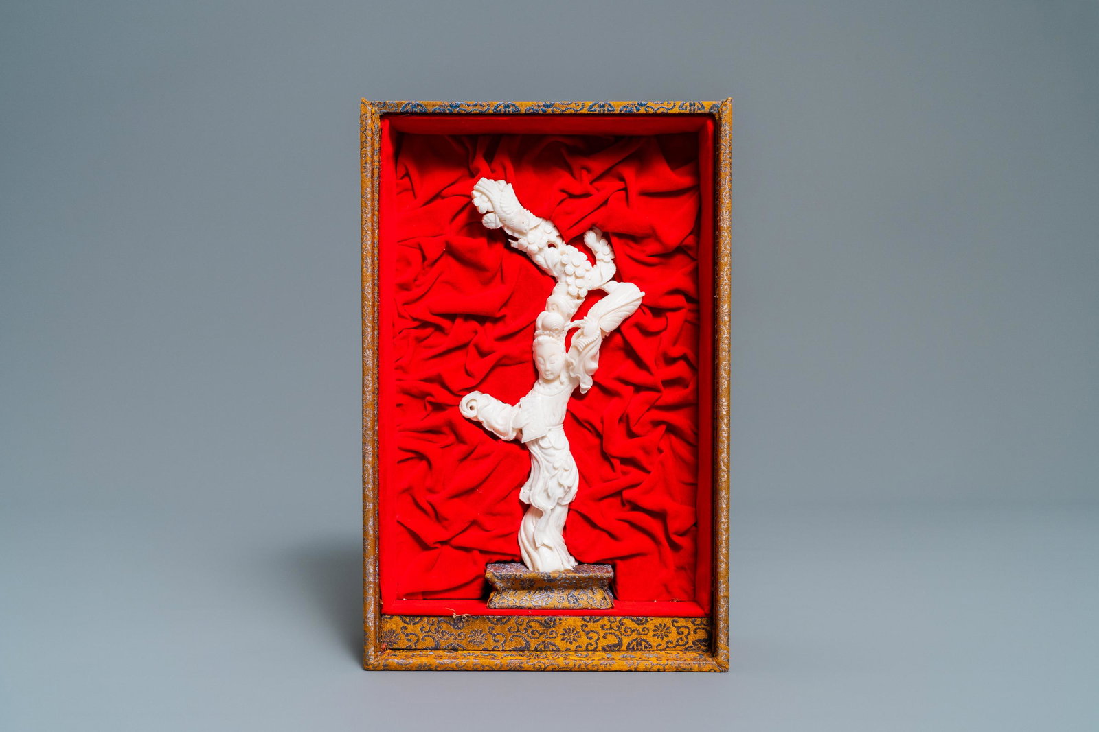 A Chinese carved white coral figure of a lady with fan,: A Chinese carved white coral figure of a lady with fan, Republic H.: 25 cm (incl. stand) H.: 23 cm (excl. stand) - Dim.: 30,5 x 20,5 x 8,5 cm (the presentation box)