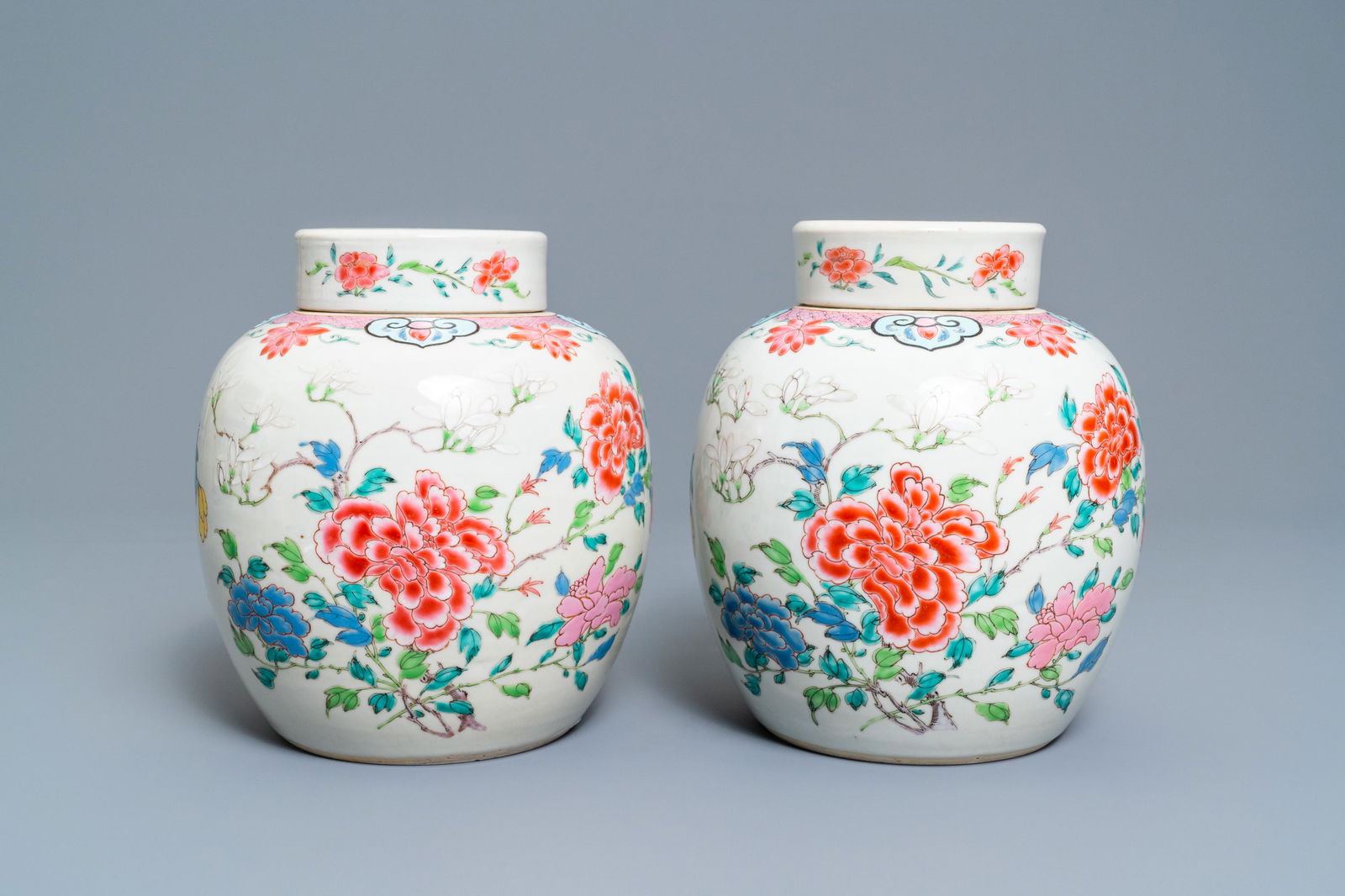 A pair of Chinese famille rose jars and covers with: A pair of Chinese famille rose jars and covers with floral design, Yongzheng H.: 23 cm (incl. cover)