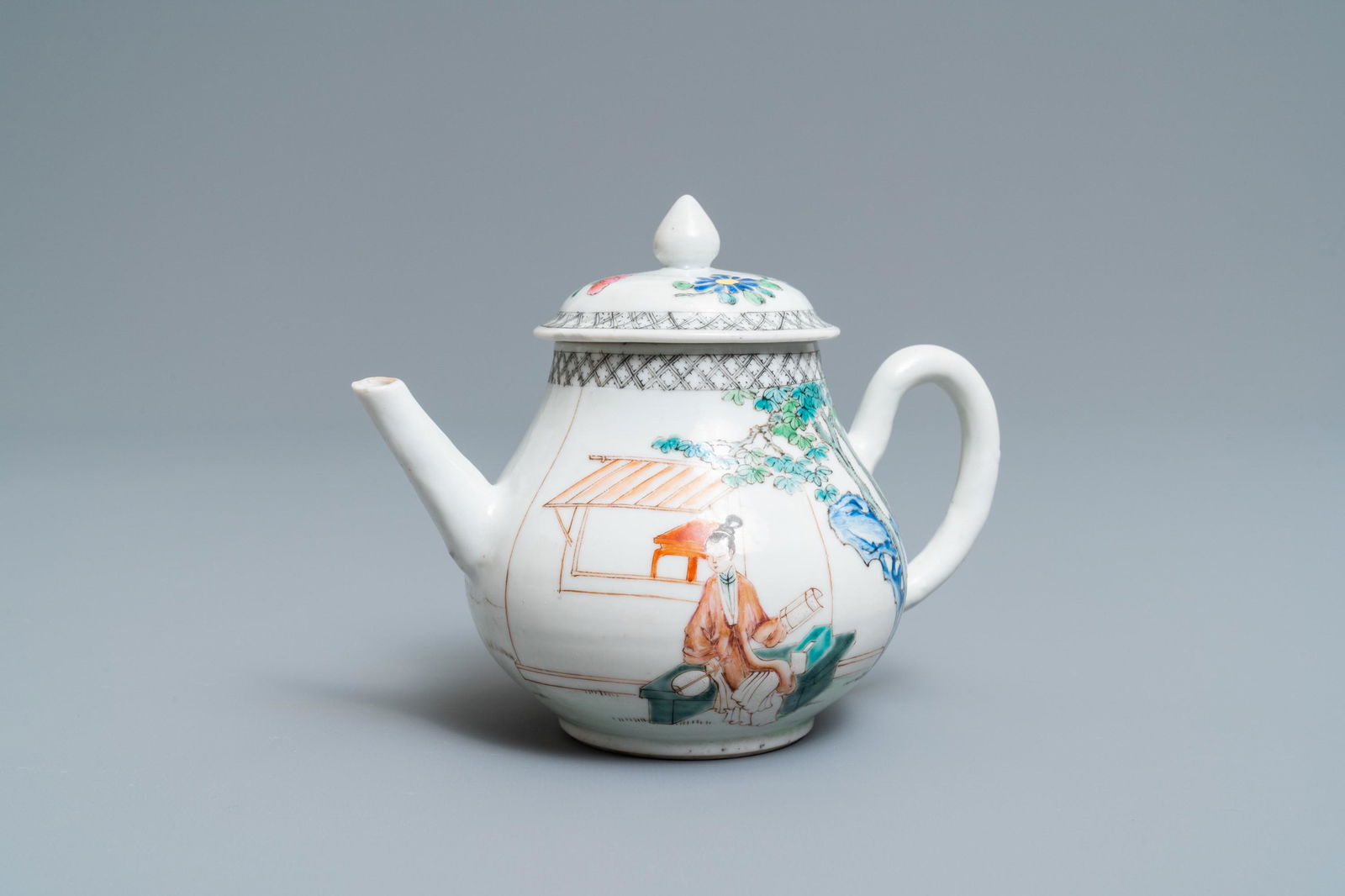 A Chinese famille rose teapot with ladies in a garden,: A Chinese famille rose teapot with ladies in a garden, Yongzheng L.: 16,5 cm - H.: 12,5 cm