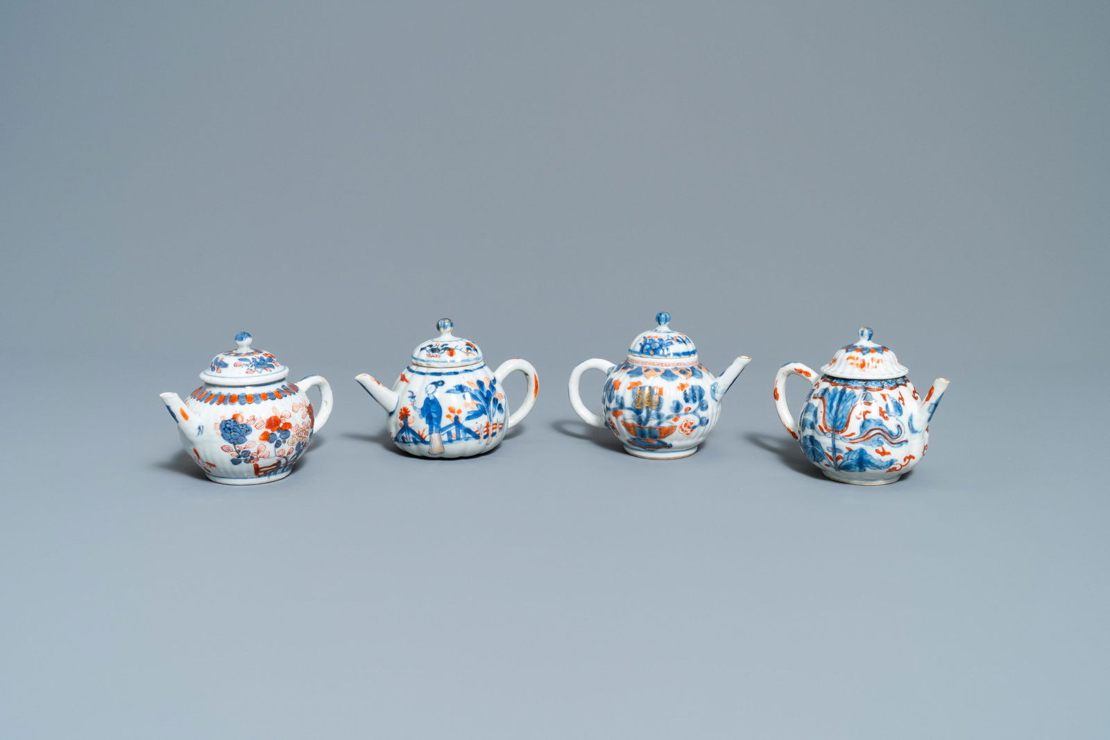 Four Chinese Imari-style teapots and covers, Kangxi: Four Chinese Imari-style teapots and covers, Kangxi L.: 15 cm - H.: 10,5 cm (the largest teapot)