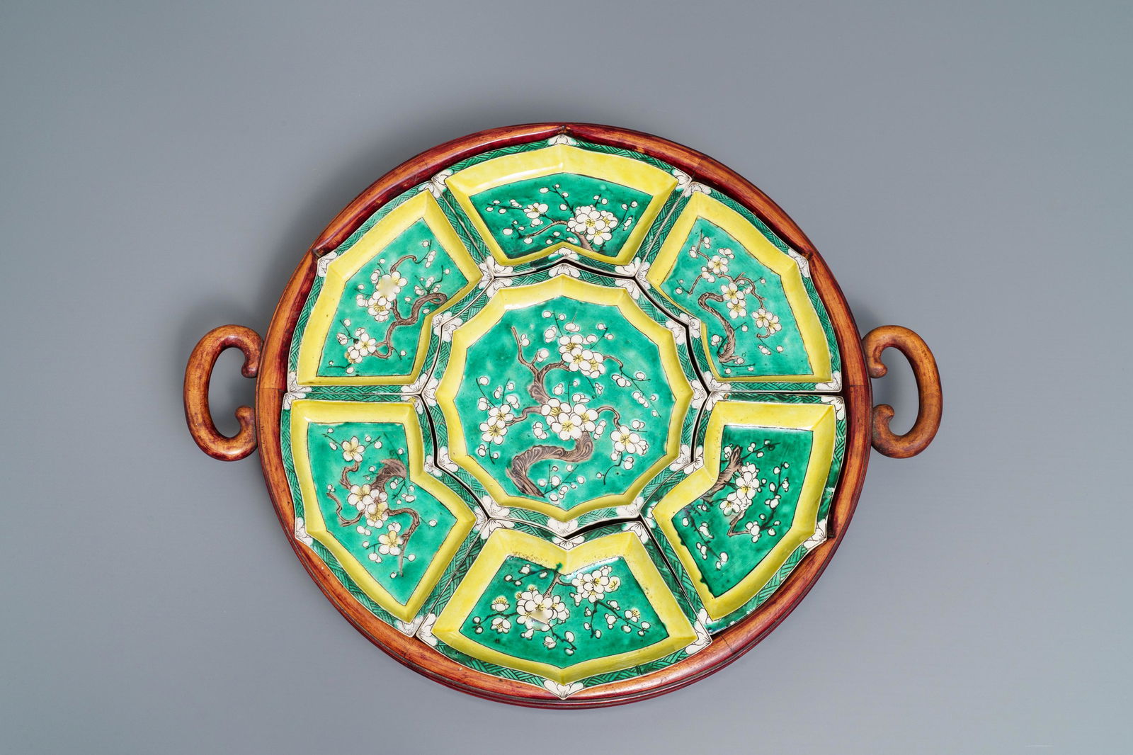 A Chinese verte biscuit sweetmeat set on wooden tray,: A Chinese verte biscuit sweetmeat set on wooden tray, Kangxi L.: 50,5 cm (the tray) Dia.: 39,5 cm (the set) Dim.: 19 x 19 cm (the center piece)