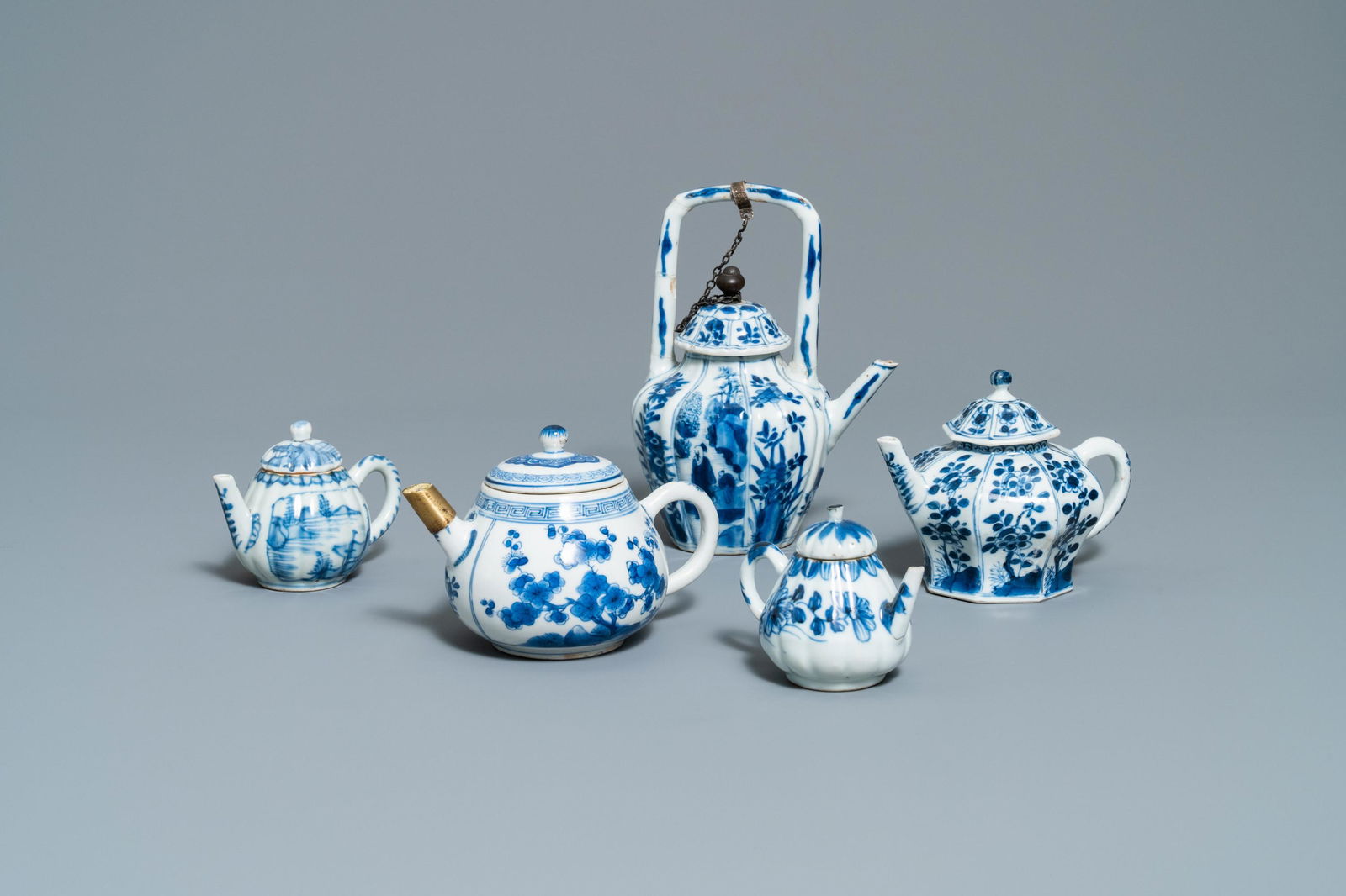 Five Chinese blue and white teapots and covers, Kangxi: Five Chinese blue and white teapots and covers, Kangxi L.: 18 cm - H.: 14 cm (the largest teapot)