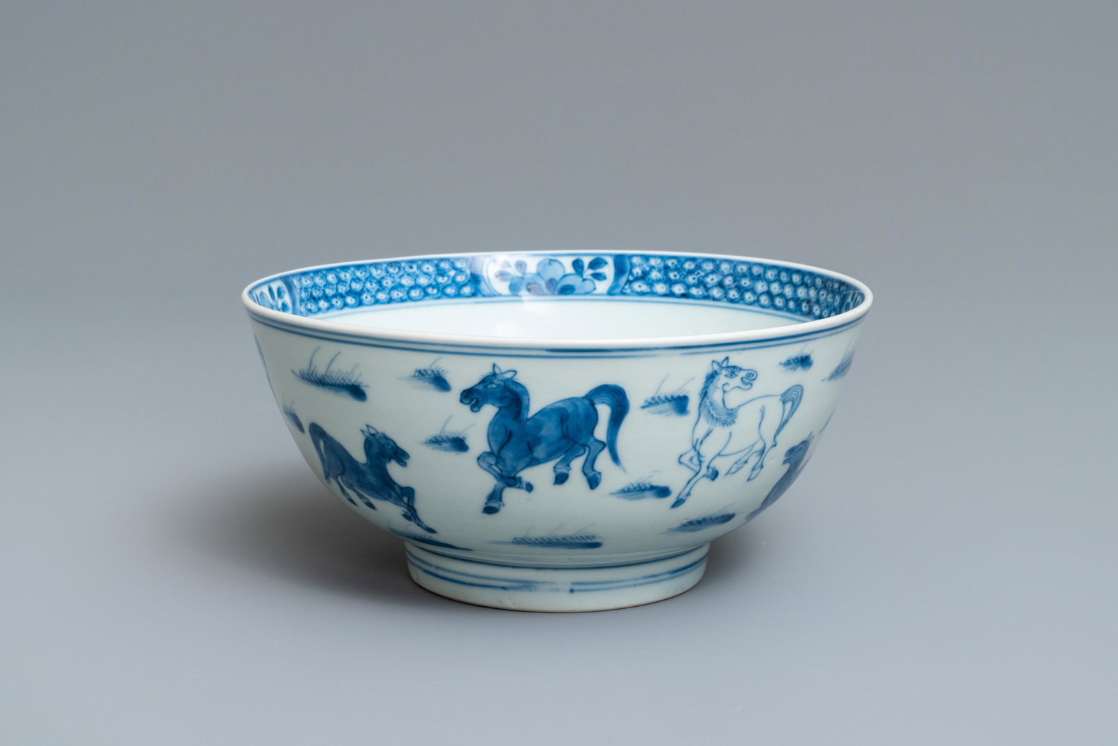A Chinese blue and white 'Eight horses of general Mu: A Chinese blue and white 'Eight horses of general Mu Wang' bowl, Yongle mark, Kangxi Dia.: 19,5 cm - H.: 9 cm
