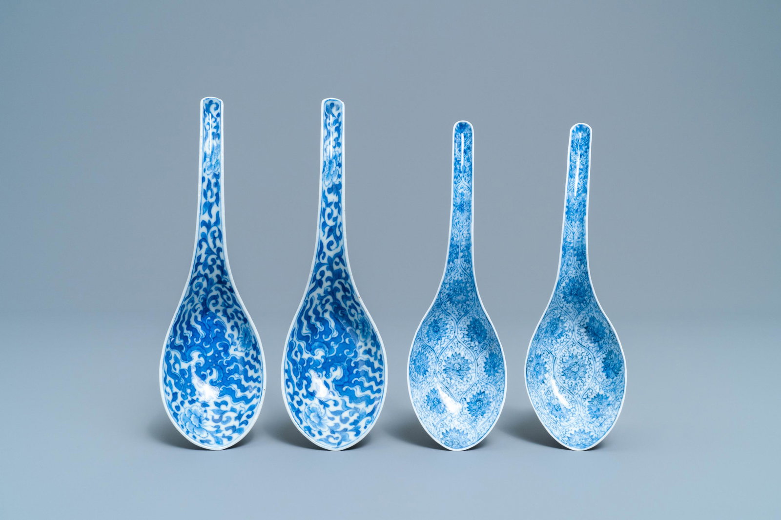 Two pairs of Chinese blue and white spoons, 19th C.: Two pairs of Chinese blue and white spoons, 19th C. L.: 18 cm (the largest) Provenance: A Belgian private collection, acquired between ca. 1970 and 2000.