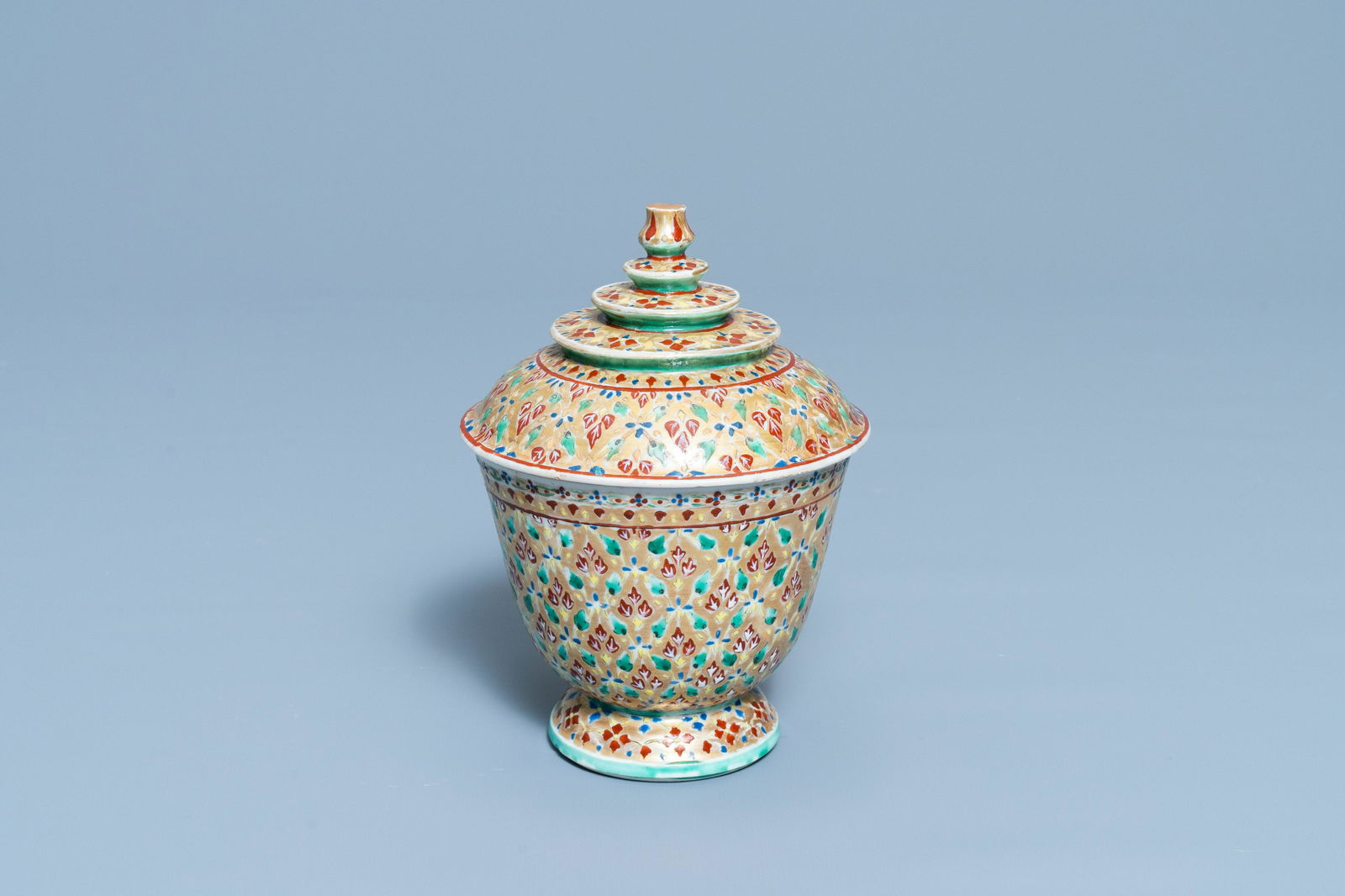 A Chinese Thai market Bencharong bowl and cover, 19th: A Chinese Thai market Bencharong bowl and cover, 19th C. H.: 16,5 cm