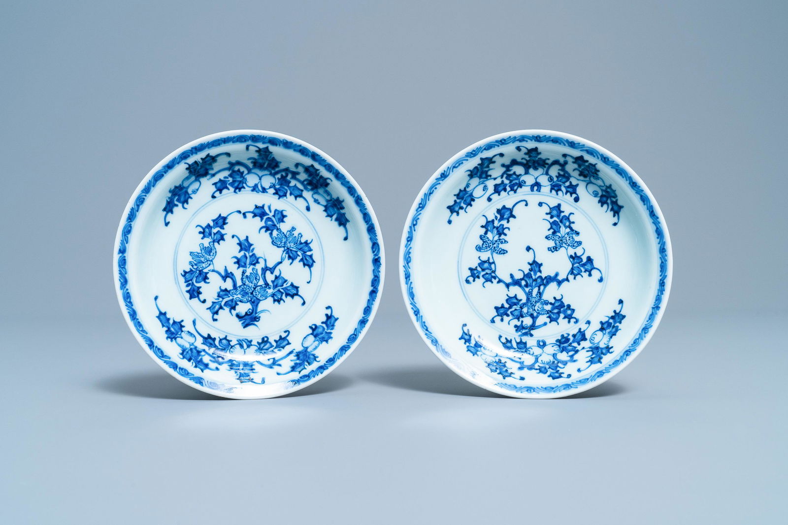 A pair of Chinese blue and white plates with floral: A pair of Chinese blue and white plates with floral design, Kangxi/Yongzheng Dia.: 15 cm