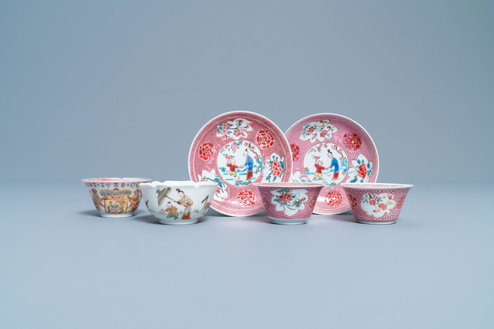 A Chinese famille rose VOC-cup, a Pronk-cup and two: A Chinese famille rose VOC-cup, a Pronk-cup and two cups and saucers, Yongzheng/Qianlong Dia.: 10,5 cm (the saucers) - Dia.: 7 cm - H.: 3,5 cm (the largest cup) - Dia.: 6,5 cm - H.: 3,5 cm (the smalle