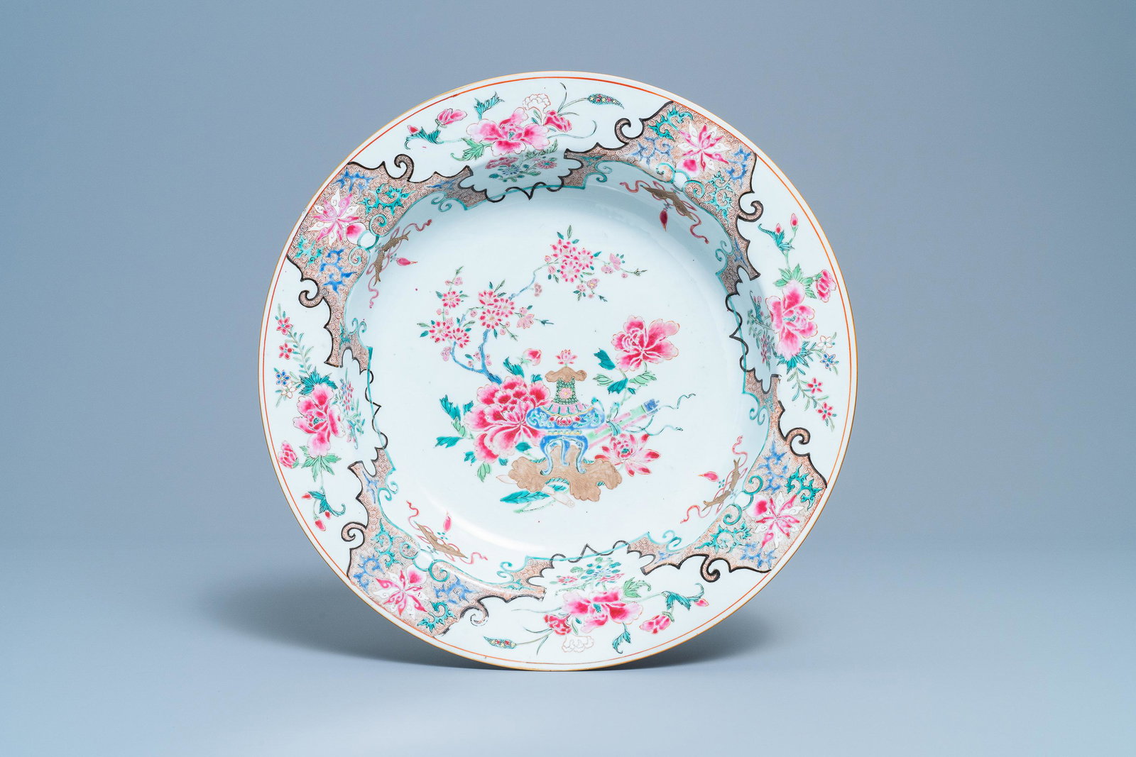A large and deep Chinese famille rose dish, Yongzheng: A large and deep Chinese famille rose dish, Yongzheng Dia.: 39,5 cm