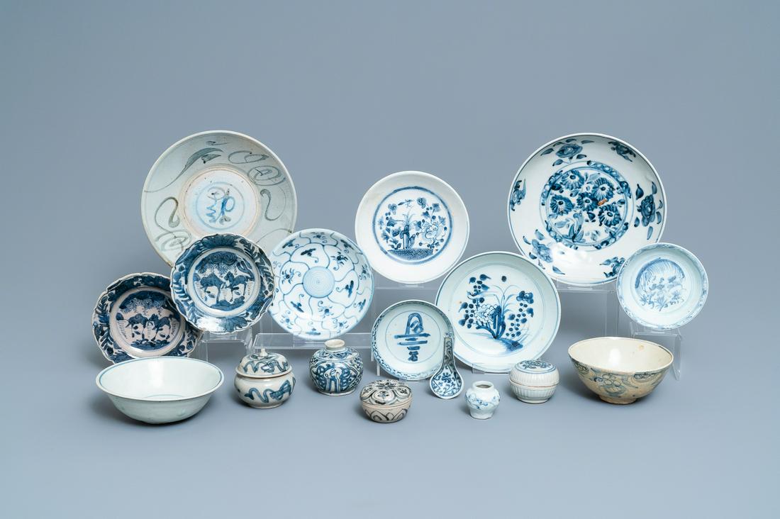 A varied collection of Chinese blue and white wares,: A varied collection of Chinese blue and white wares, Ming and later Dia.: 25 cm (the largest plate) Dia.: 17,5 cm - H.: 6,5 cm (the largest bowl) H.: 8,5 cm (the largest jar and cover) L.: 10,5 cm (th