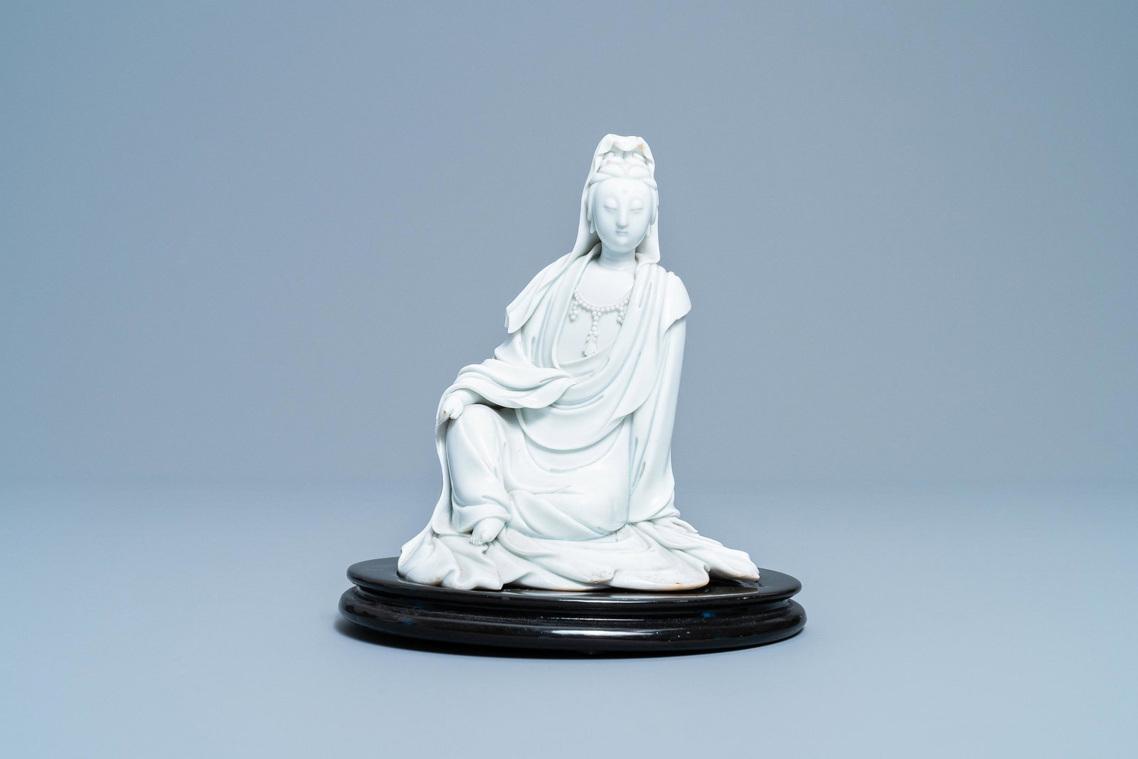 A Chinese blanc de Chine figure of Guanyin, seal mark,: A Chinese blanc de Chine figure of Guanyin, seal mark, 19/20th C. H.: 20 cm (the figure excl. stand)