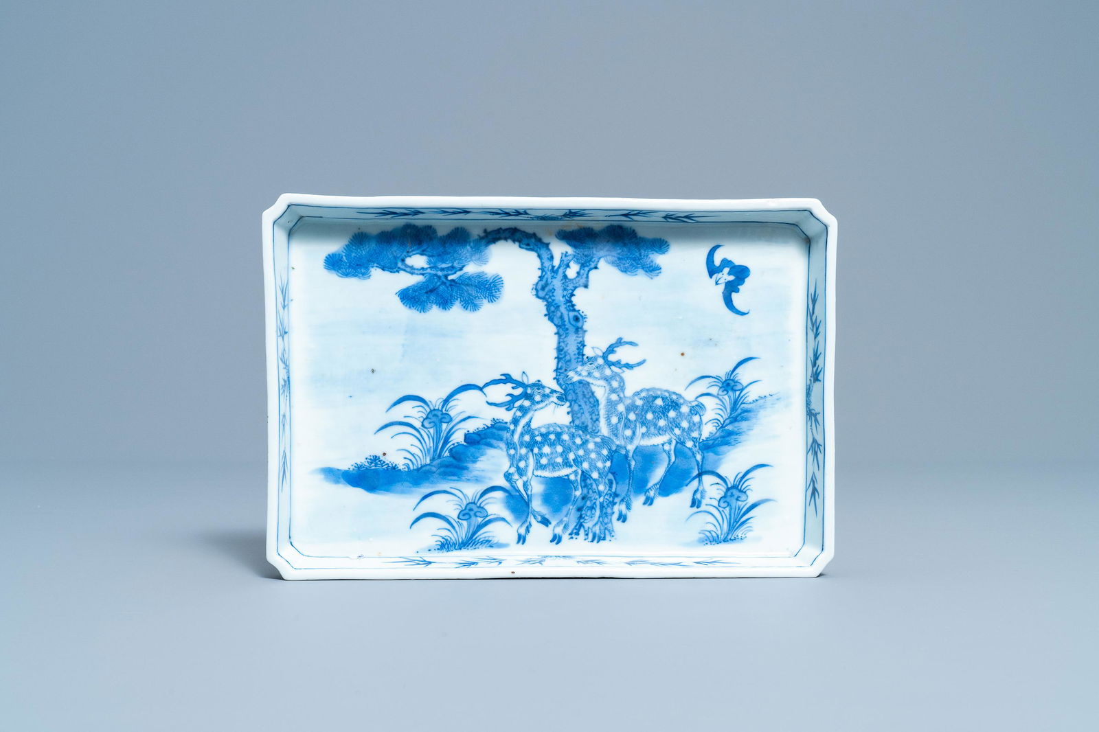 A Chinese blue and white rectangular tray with deer,: A Chinese blue and white rectangular tray with deer, Qianlong/Jiaqing L.: 24,5 cm