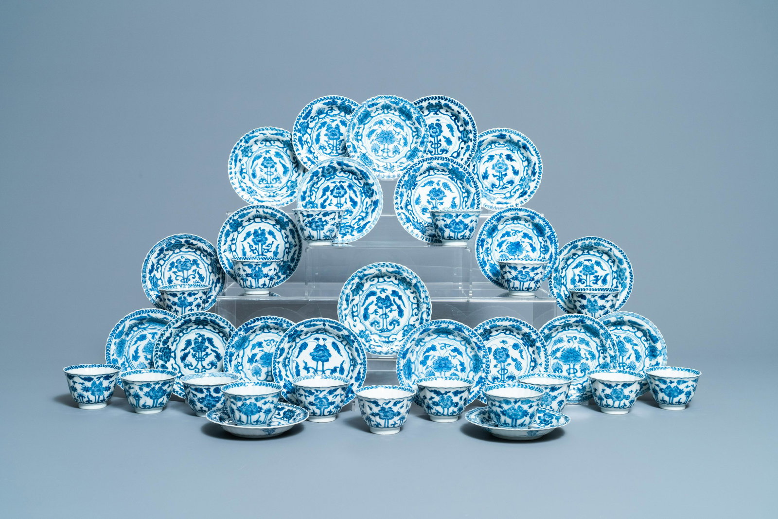 Seventeen Chinese blue and white cups and twenty-two: Full title: Seventeen Chinese blue and white cups and twenty-two saucers with floral design, Kangxi Description: Dia.: 13 cm (the saucers) Dia.: 7,5 cm - H.: 5 cm (the cups)