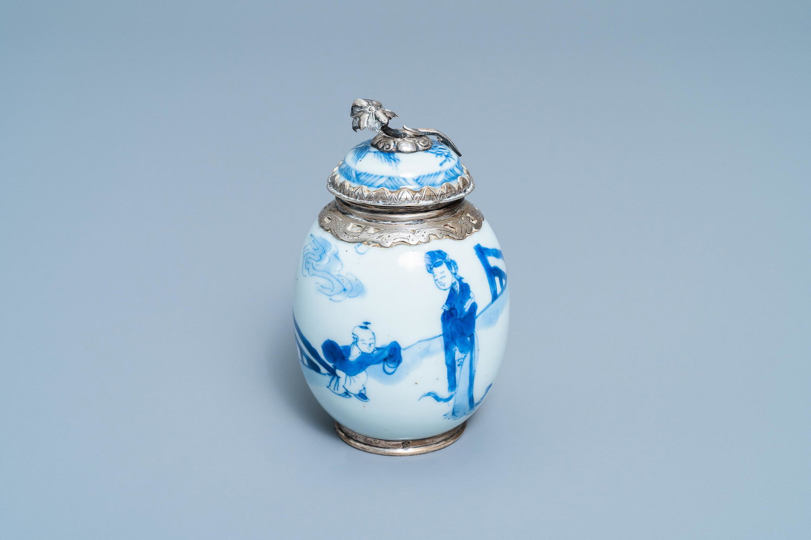 A Chinese blue and white tea caddy with Dutch silver: Full title: A Chinese blue and white tea caddy with Dutch silver mounts, Kangxi Description: H.: 12 cm Condition: (UV-checked) - The lid in good condition, the silver inner rim slightly bent. The porc
