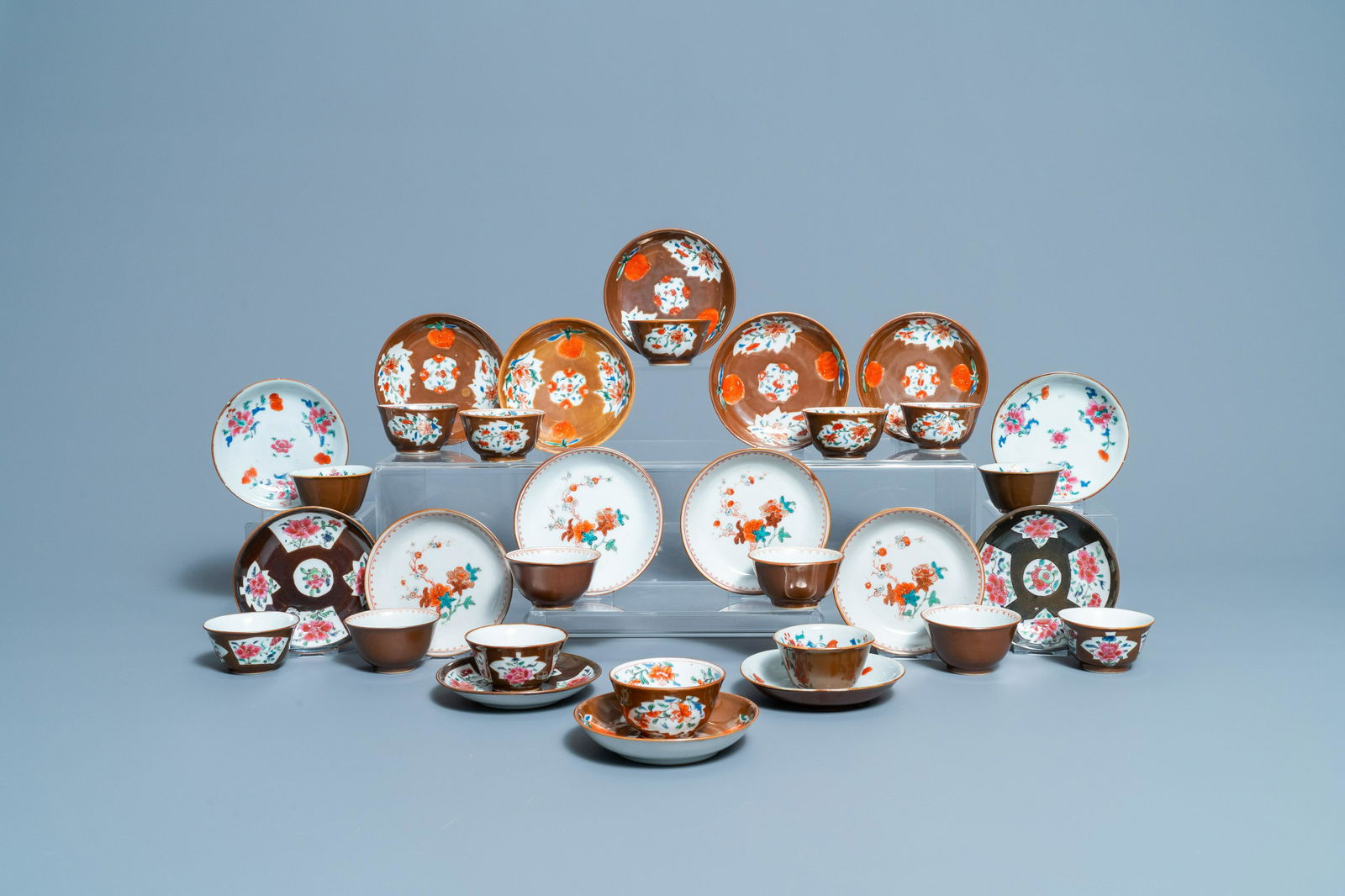 Sixteen Chinese famille rose capucin-ground cups and: Full title: Sixteen Chinese famille rose capucin-ground cups and saucers, Qianlong Description: Dia.: 12 cm (the largest saucer) Dia.: 7,5 cm - H.: 4 cm (the largest cup)