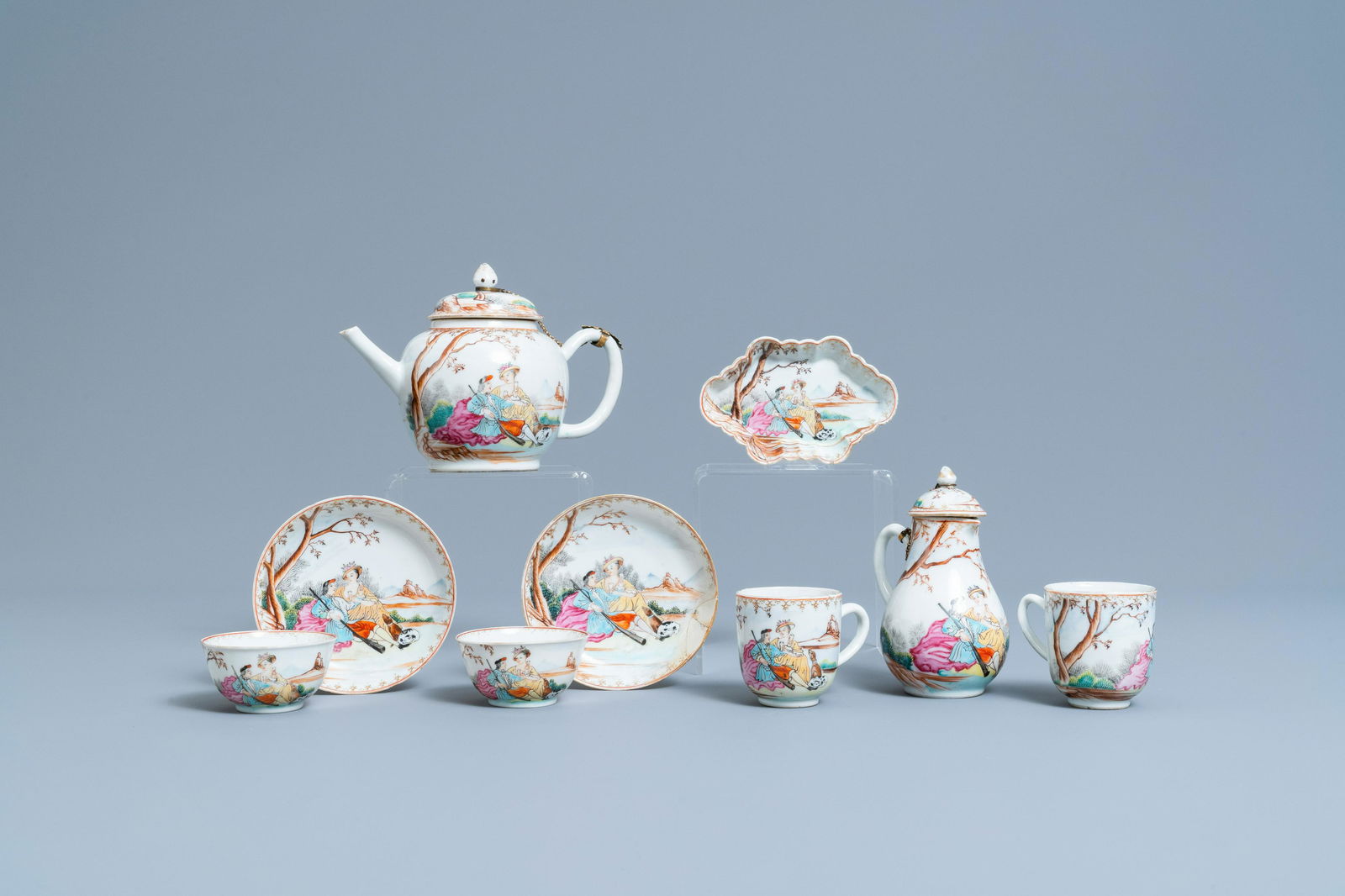 A Chinese famille rose tea service for the European: Full title: A Chinese famille rose tea service for the European market, Qianlong Description: L.: 19 cm - H.: 12,5 cm (the teapot) Dia.: 11,5 cm (the saucers) H.: 6,5 cm - L.: 8,5 cm (the cups)
