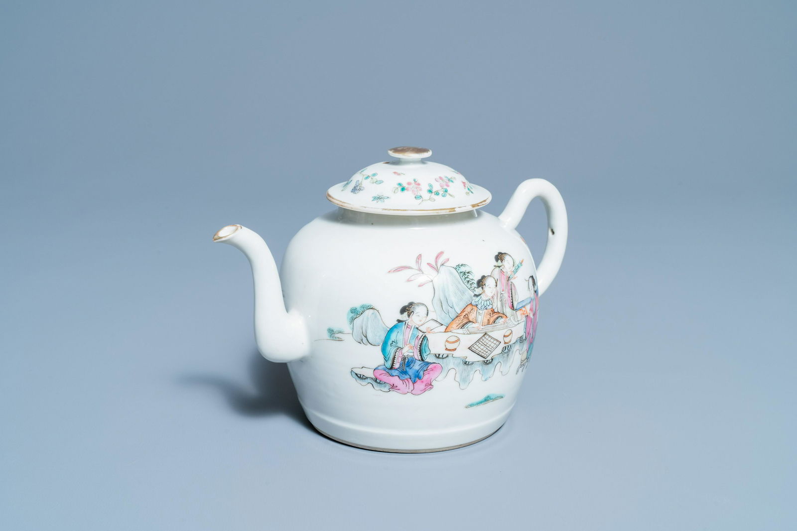 A Chinese famille rose teapot and cover, Guangxu mark: Full title: A Chinese famille rose teapot and cover, Guangxu mark and of the period Description: L.: 23 cm - H.: 15,5 cm