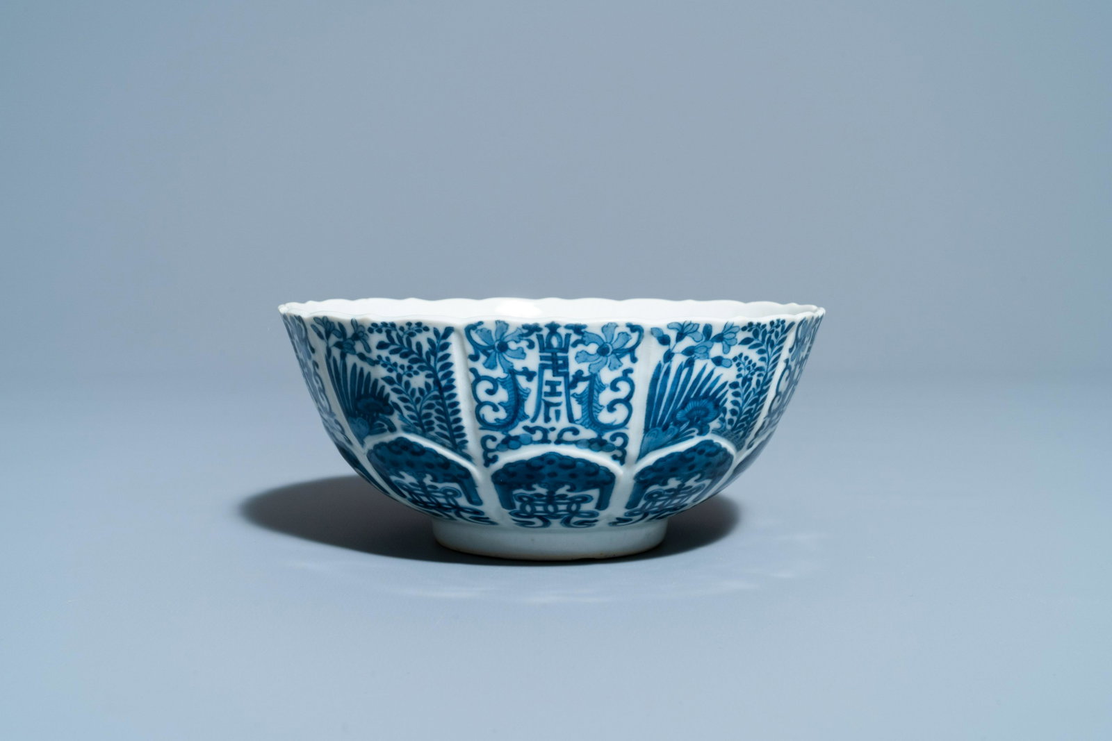 A Chinese blue and white lotus-molded bowl, Jiajing: Full title: A Chinese blue and white lotus-molded bowl, Jiajing mark, 19th C. Description: Dia.: 18 cm - H.: 7,5 cm