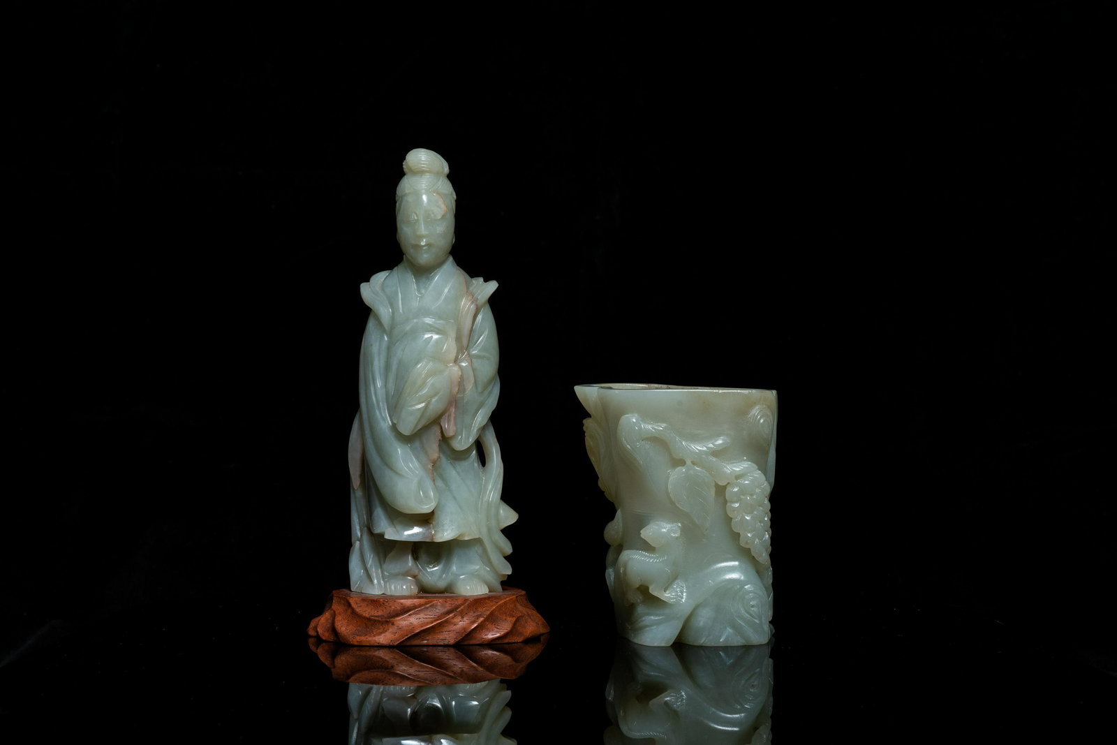 A Chinese jade brush pot and a figure of Guanyin, Qing: Full title: A Chinese jade brush pot and a figure of Guanyin, Qing Description: H.: 14 cm (the figure excl. stand) H.: 8 cm - L.: 6 cm (the brush pot)Ê Weight:300 gr. (the figure incl. stand)216 gr. 