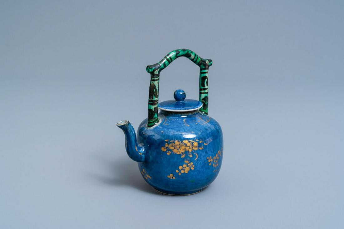 A Chinese powder blue and gilt teapot with verte: Full title: A Chinese powder blue and gilt teapot with verte biscuit handle, Kangxi Description: H.: 15,5 cm - L.: 13 cm